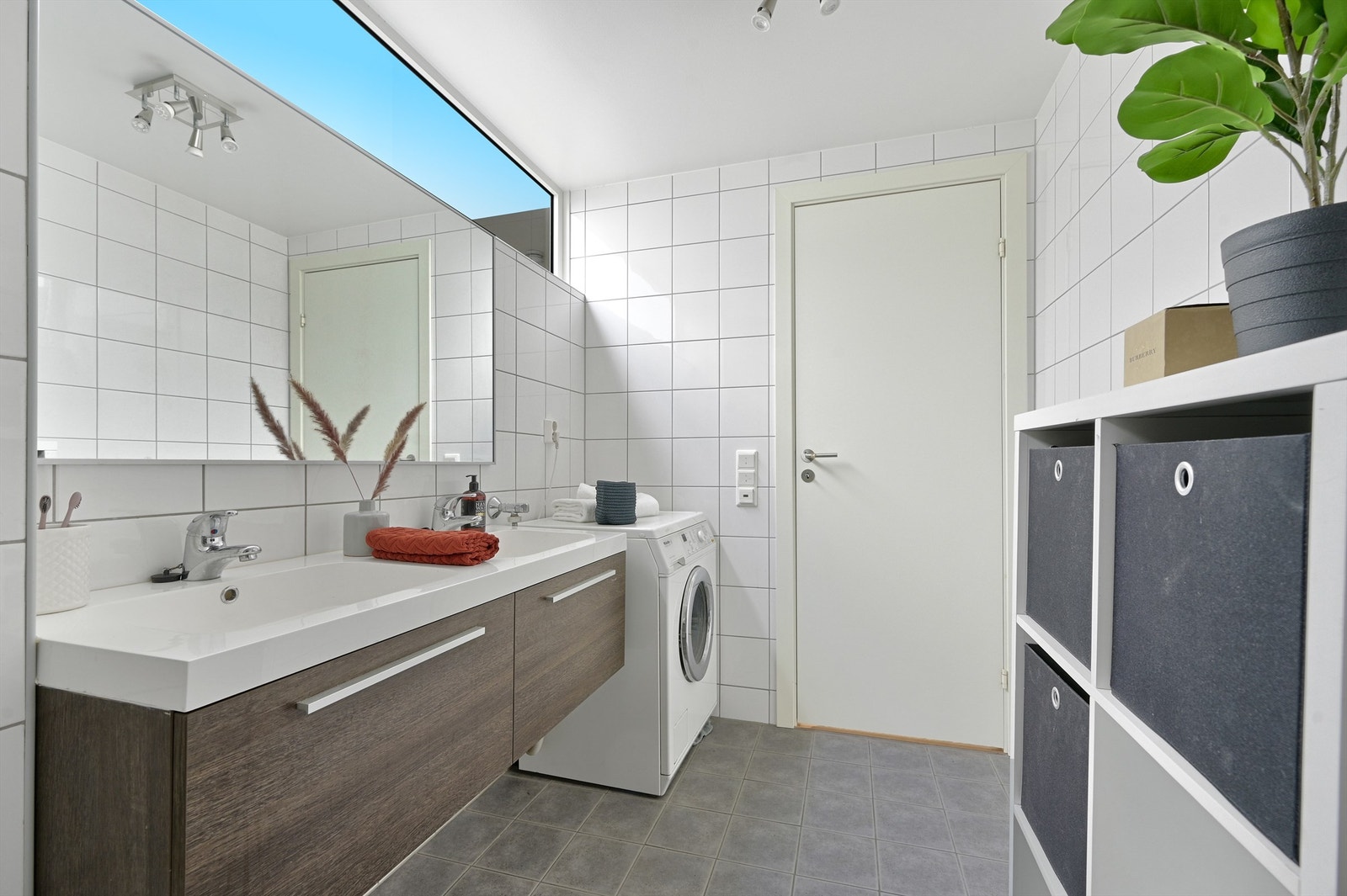 Det store vinduet gir rikelig lys inn i rommet Galleribilde