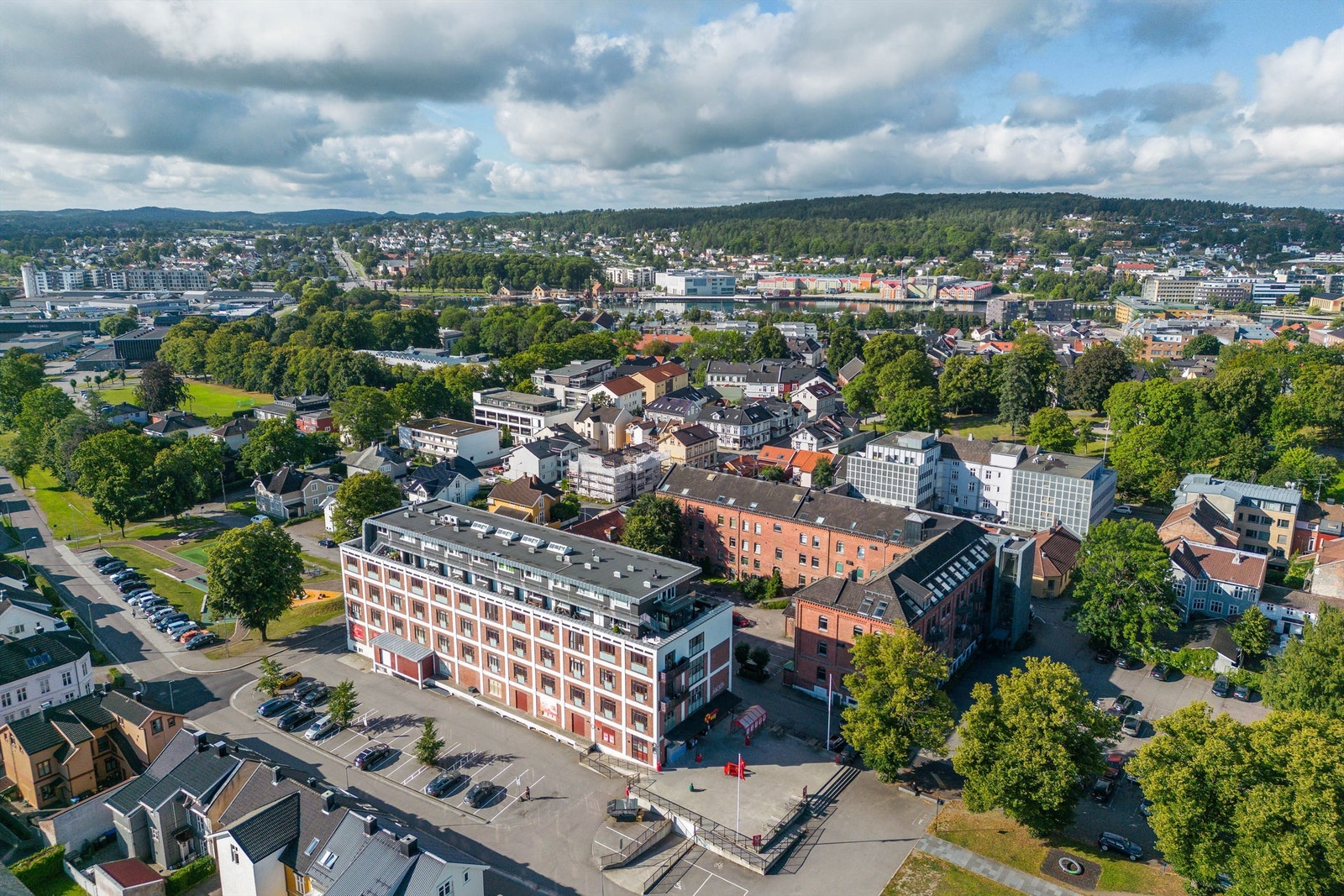 Leiligheten har to garasjeplasser i underetasjen, samt bod for oppbevaring Galleribilde