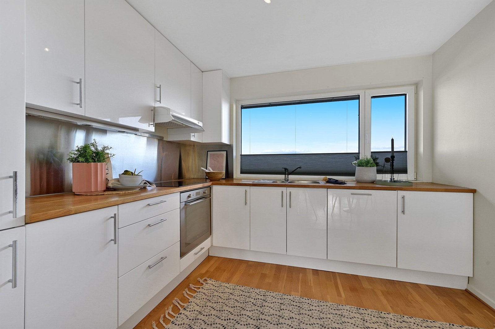 Lyst og pent kjøkken Galleribilde