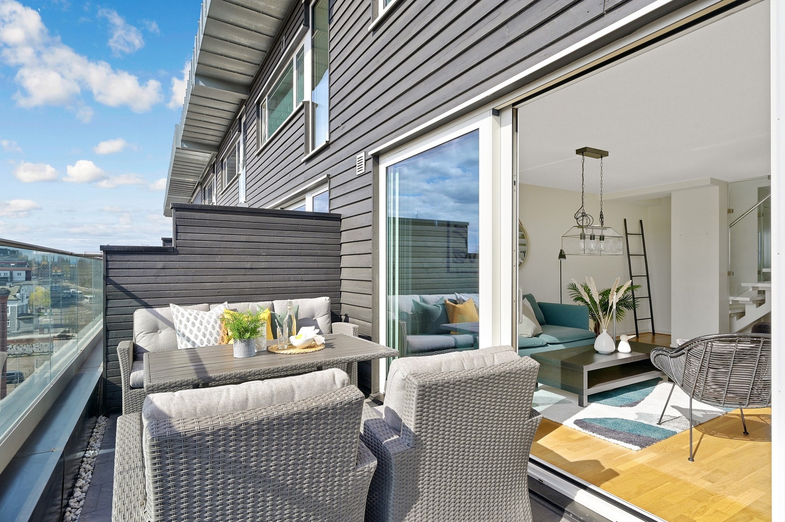 På balkongen er det plass til hagemøbler Galleribilde