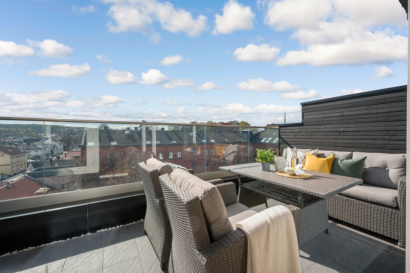 Leiligheten ligger høyt og fritt i toppetasjen med flott utsikt og gode solforhold Galleribilde