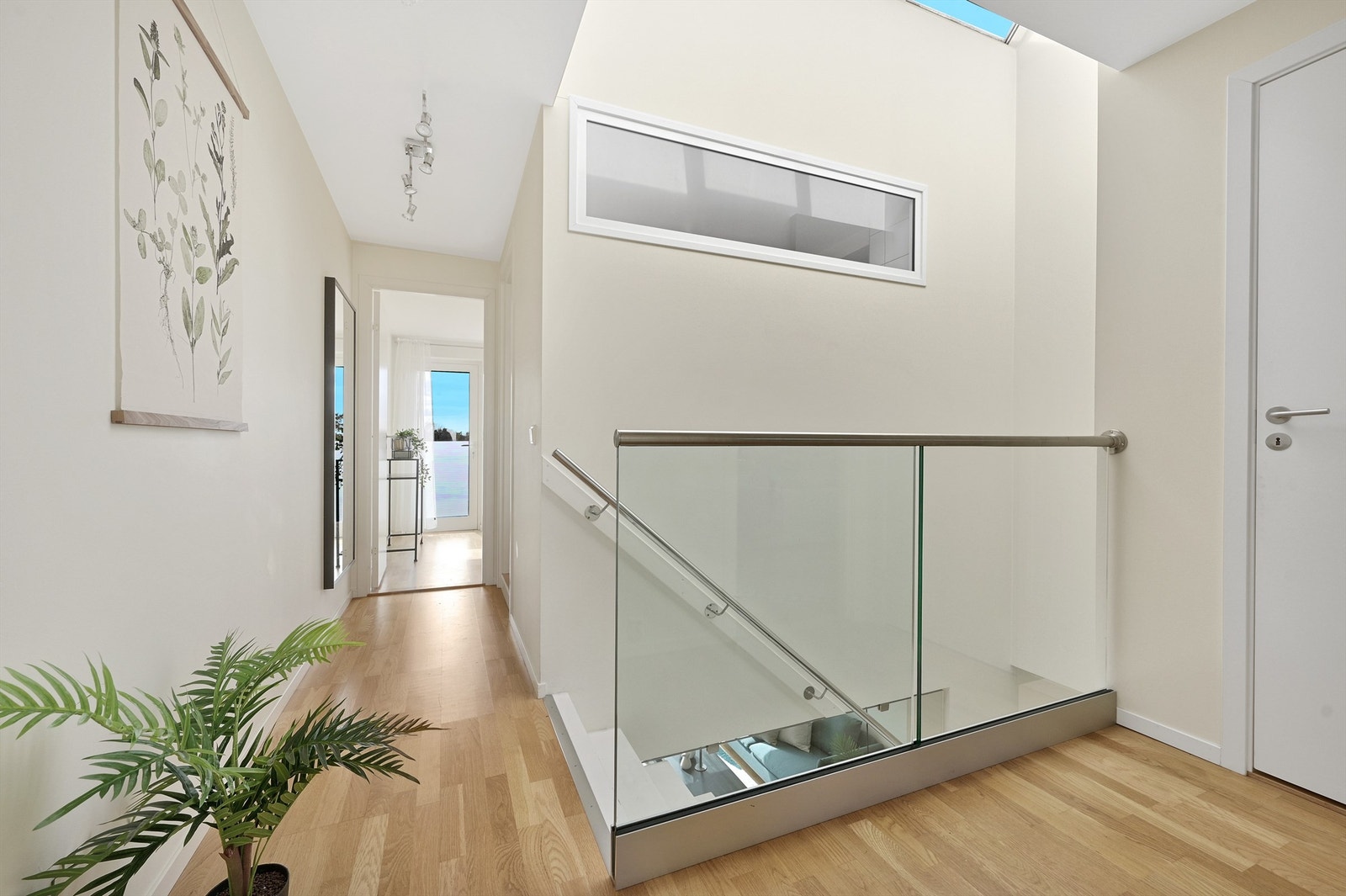 Trappegang i andre etasje med rikelig lysinnslipp fra tak Galleribilde