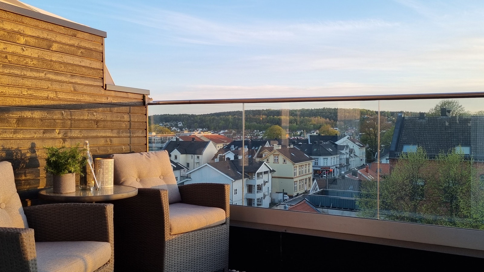 7. mai kl 21.00 er det fortsatt sol på den lune terrassen Galleribilde