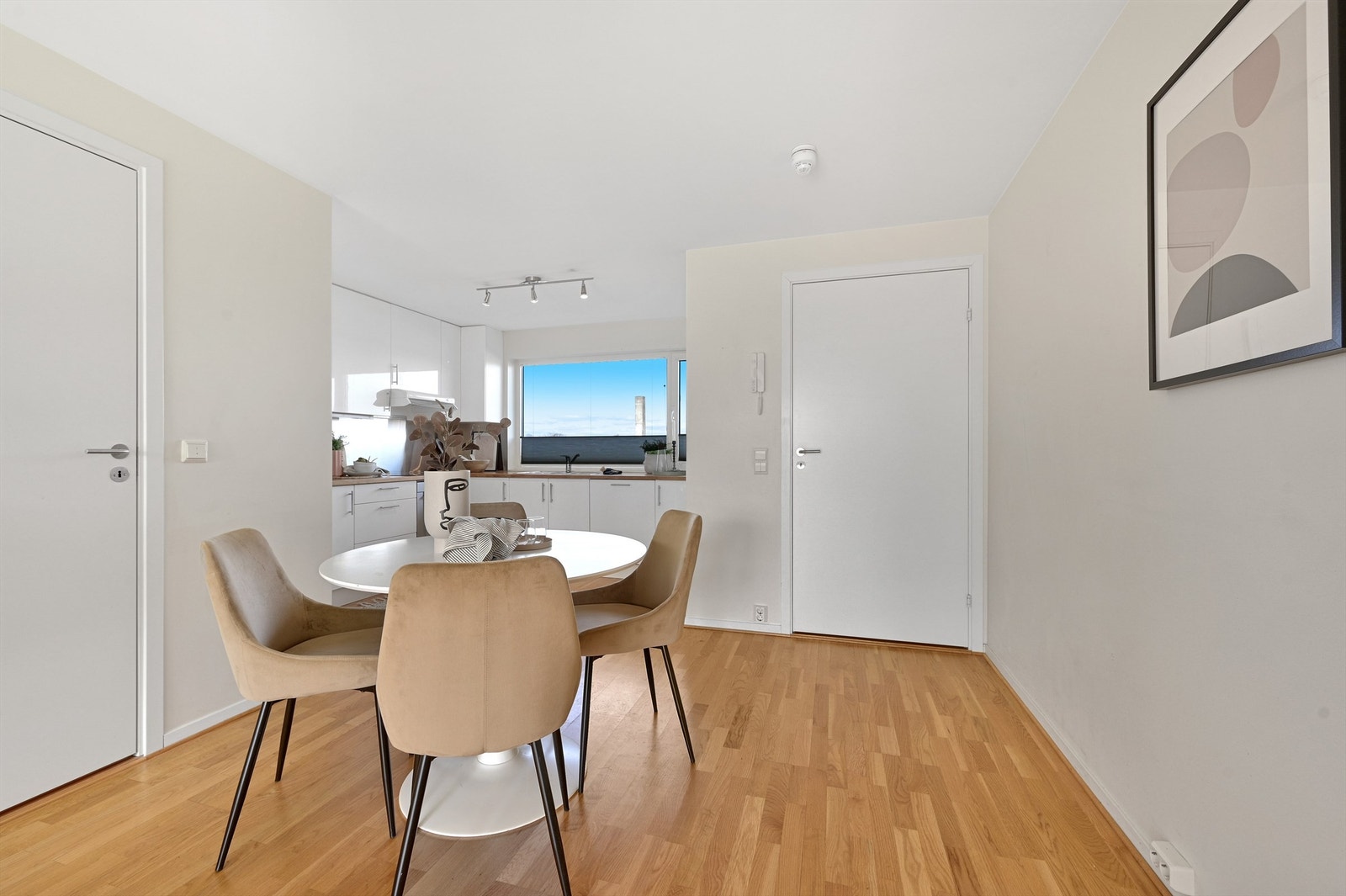 Det er plass til sittegruppe ved kjøkkenet Galleribilde