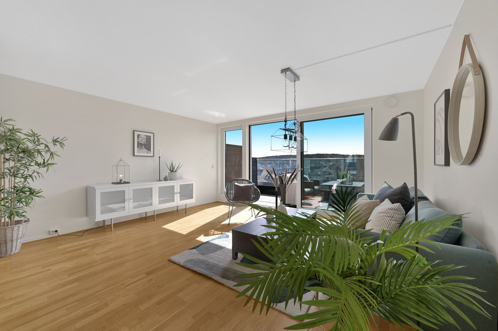 Lekker eierleilighet over to plan med 2 garasjeplasser Galleribilde