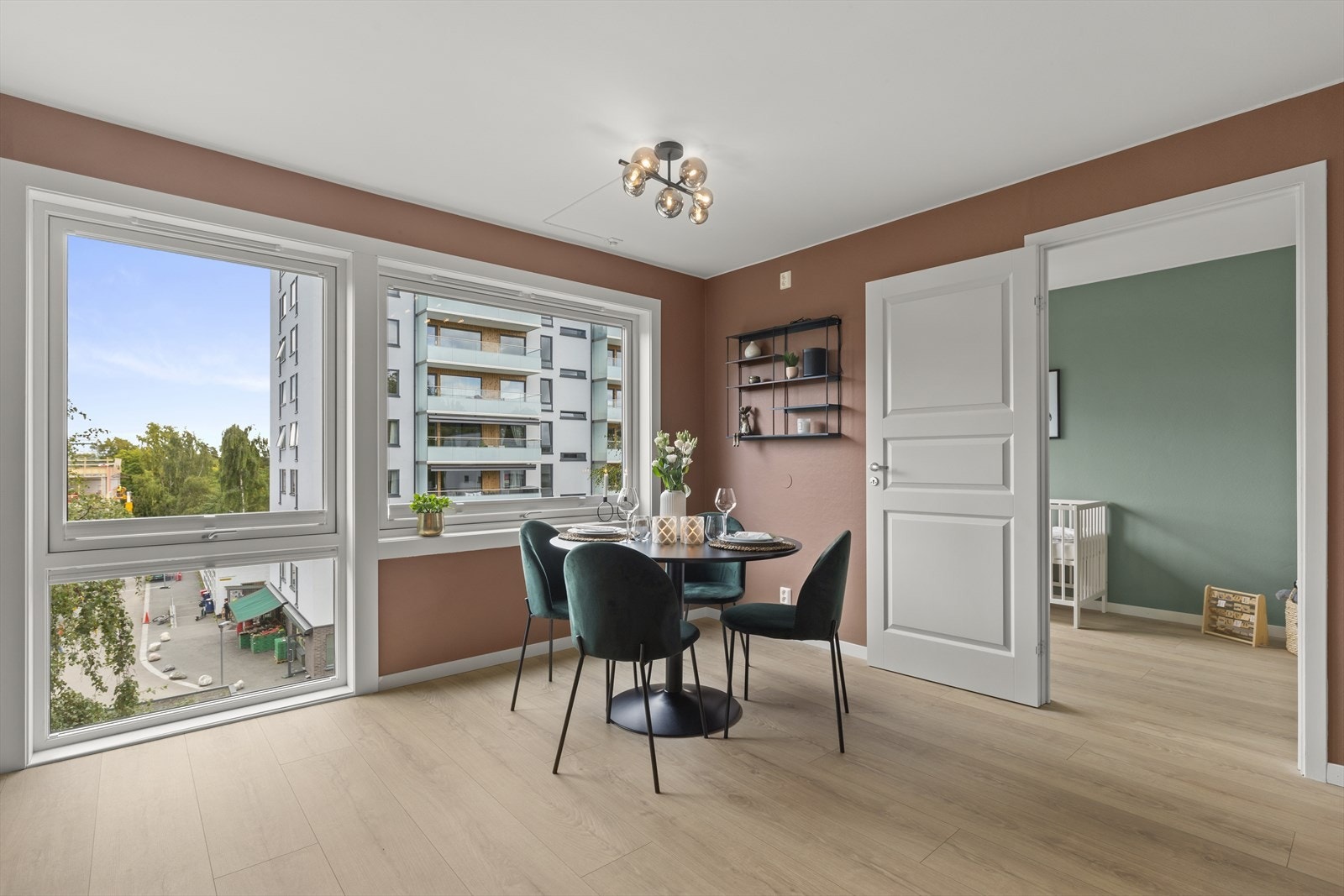 Her har man også store vindusflater som gir godt med lysinnslipp. Galleribilde