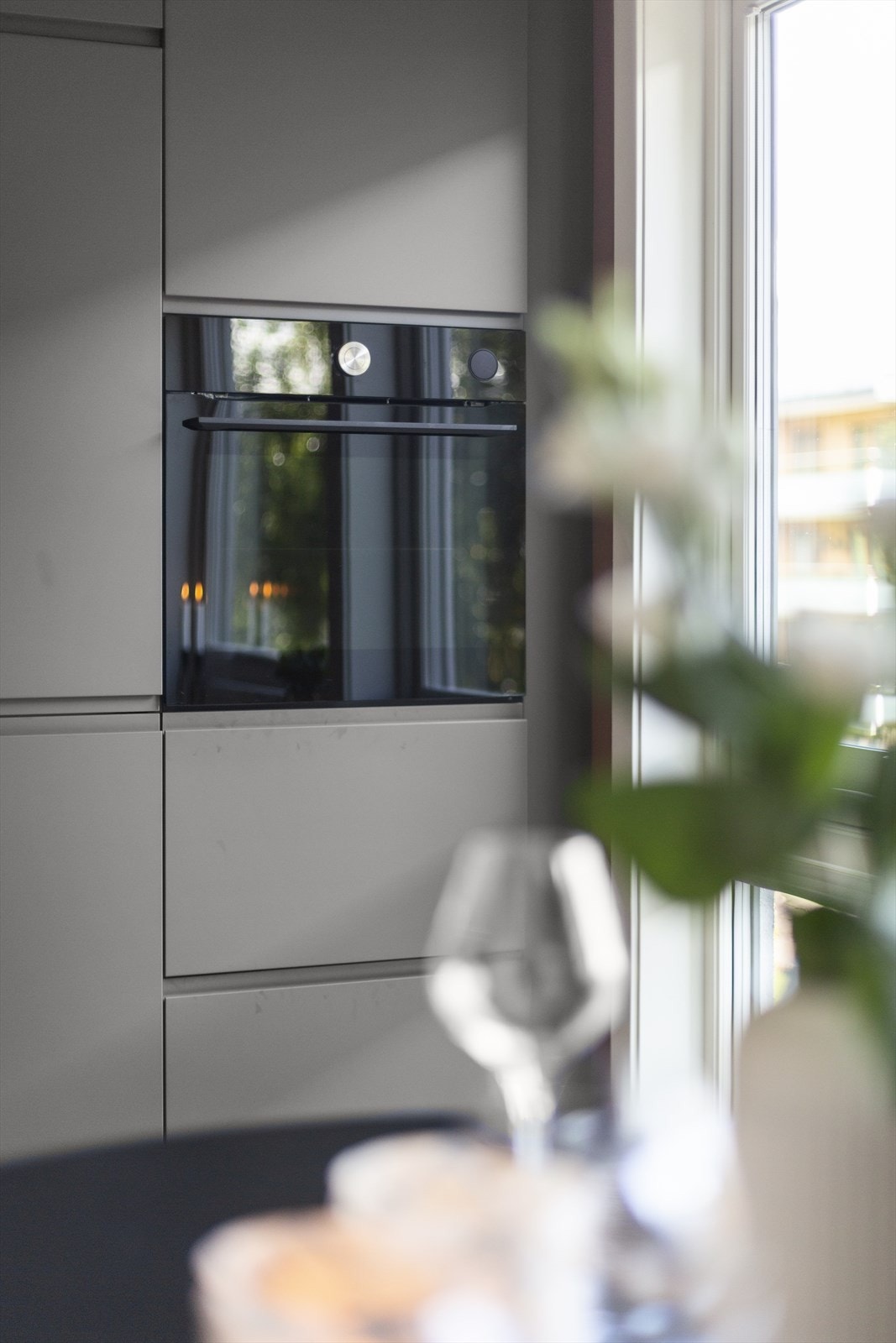 Integrert komfyr med induksjonstopp, oppvaskmaskin og kjøleskap med frysedel. Galleribilde