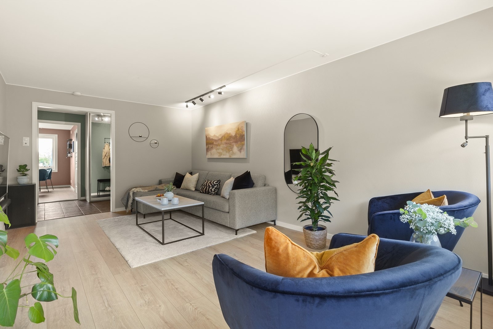 Har har du god plass til sofa, sittegrupper og TV med tilhørende møblement. Galleribilde