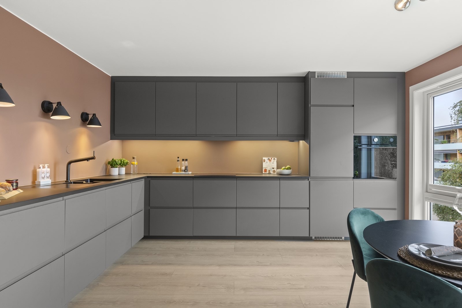 Kjøkkenet har utrolig godt med skap- og benkeplass, samt plass til spisebord. Galleribilde