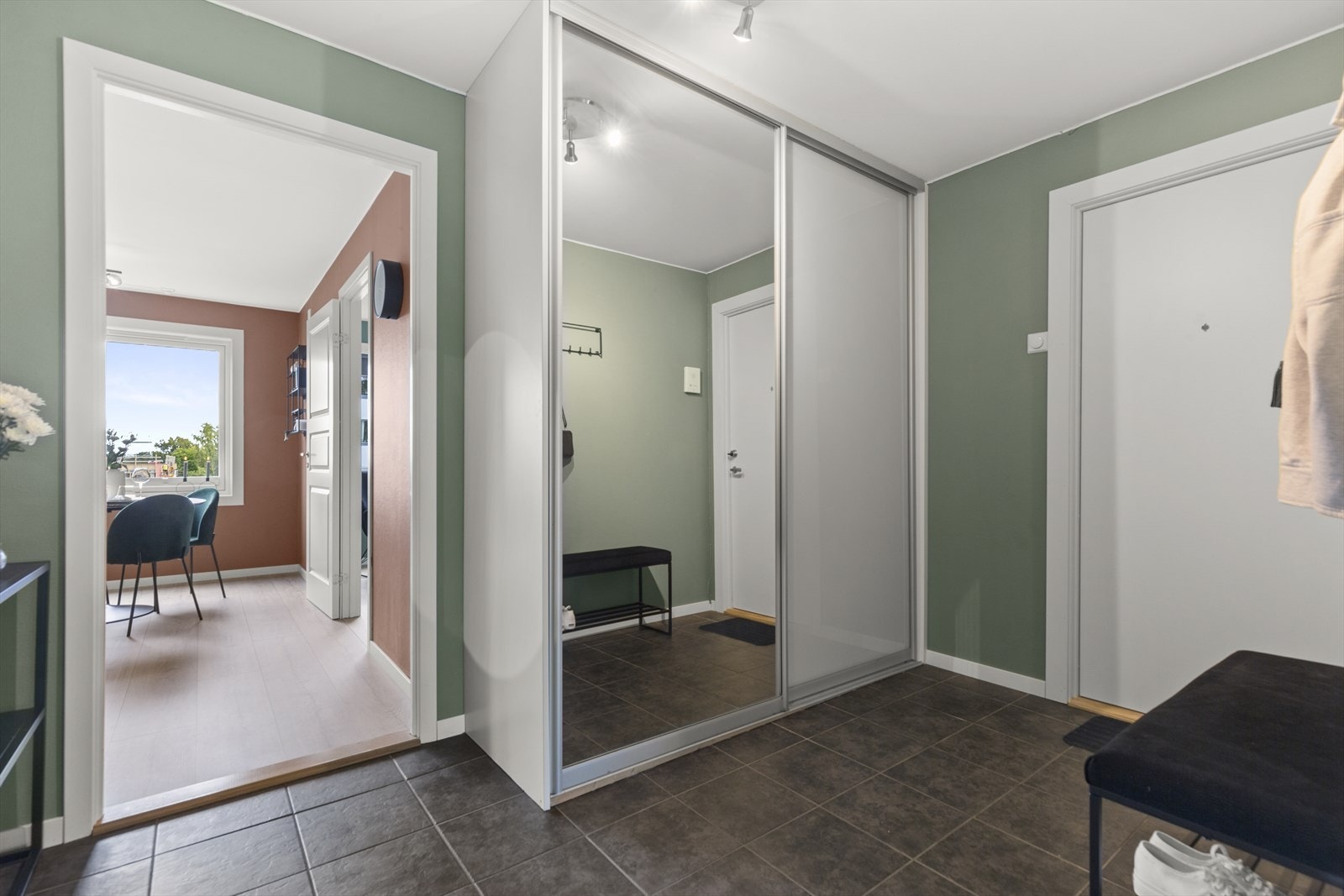 God plass til skohyller og knagger for ytterlige oppbevaring. Ny entredør fra Swedoor i 2022. Galleribilde