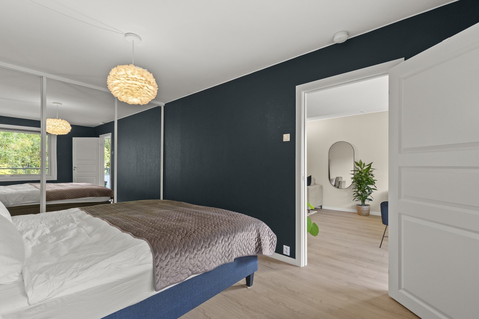 Romslig hovedsoverom med god plass til stor seng og oppbevaring av klær i stor skyvedørsgarderobe. Galleribilde