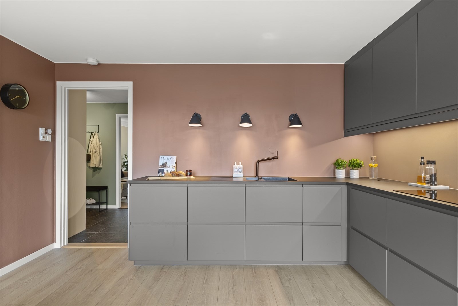 Separat kjøkken i leiligheten. Lekker IKEA kjøkkeninnredning som er ny fra 2020. Galleribilde