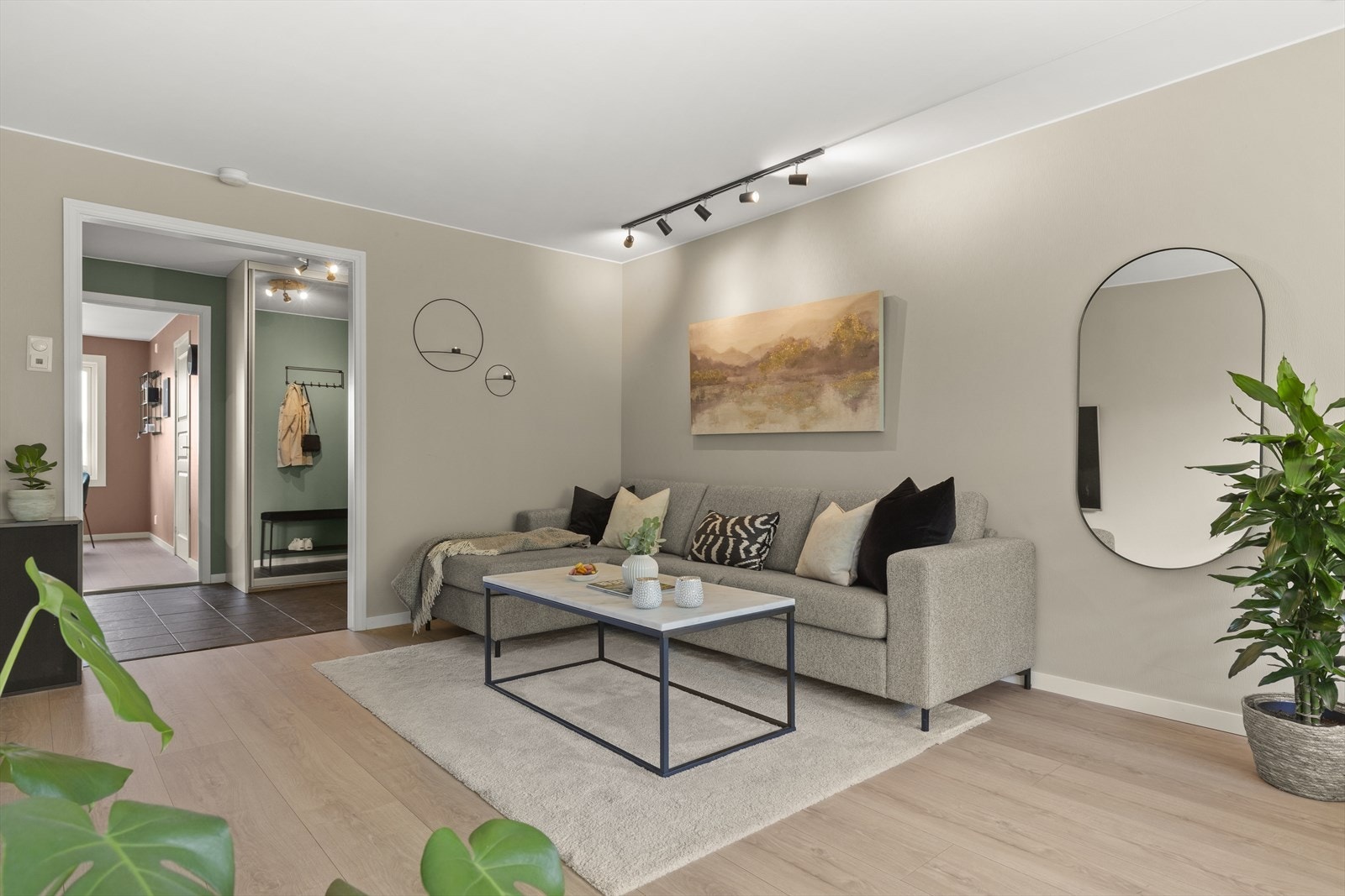 Da leiligheten ble pusset opp i 2020 og ble det blant annet lagt gulvvarme i stue og kjøkken (varmefolie). Galleribilde