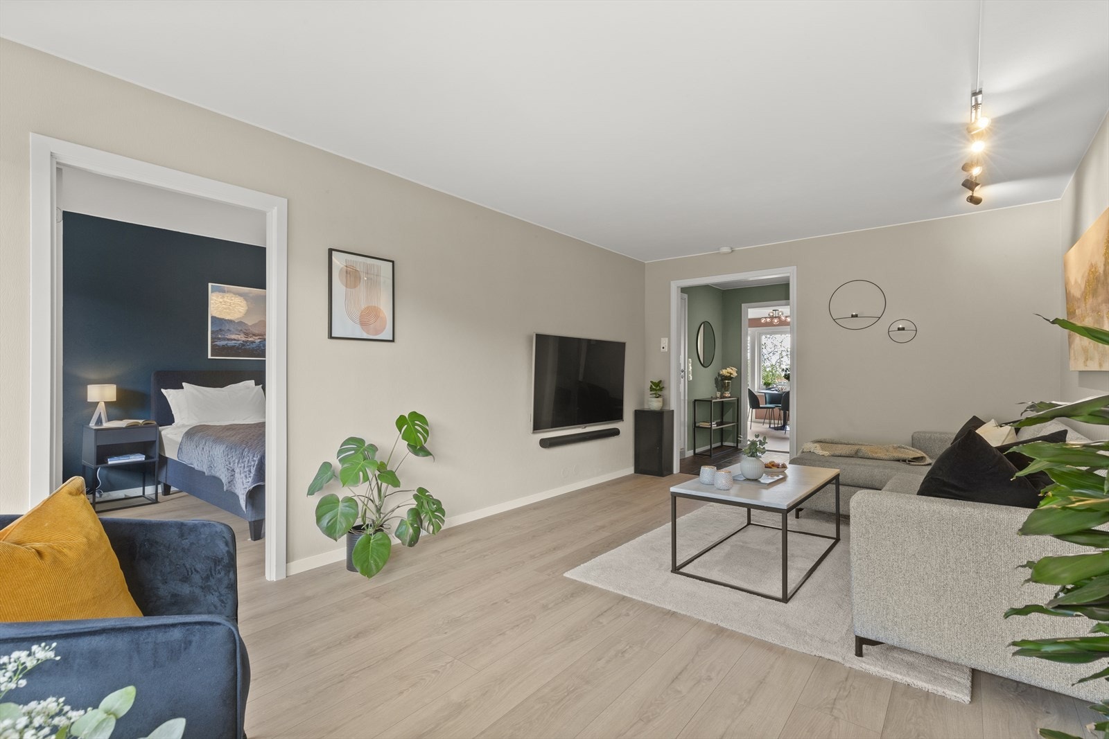 Det ble lagt nytt gulv i hele leiligheten i 2020, bortsett fra bad og gang. Galleribilde