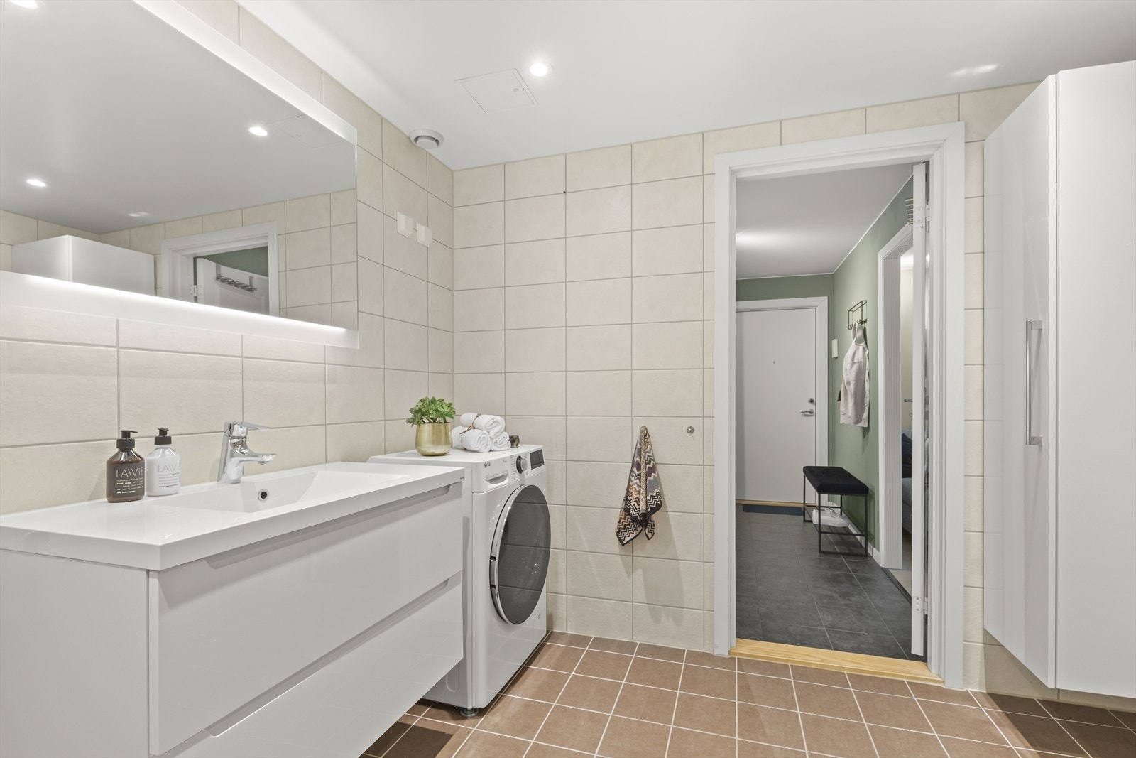 Meget romslig og fint baderom som ble totalrehabilitert i 2018 i regi av borettslaget. Galleribilde