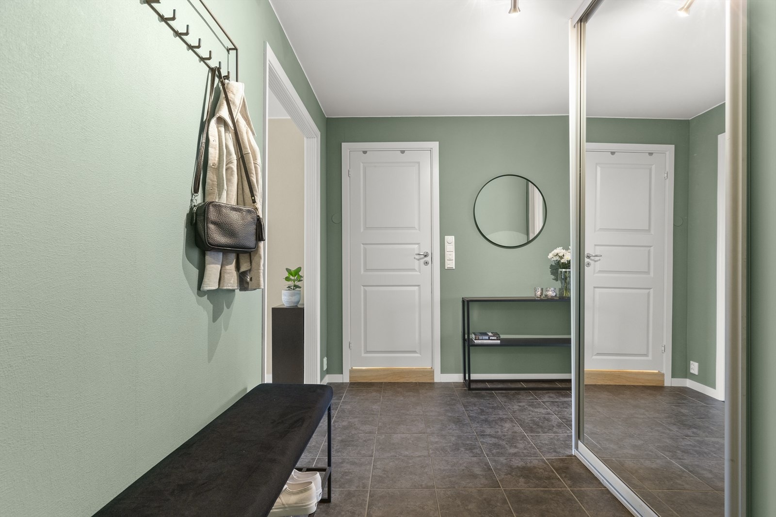 Stor og innbydende entré med mye lagringsplass i stor skyvedørsgarderobe. Galleribilde