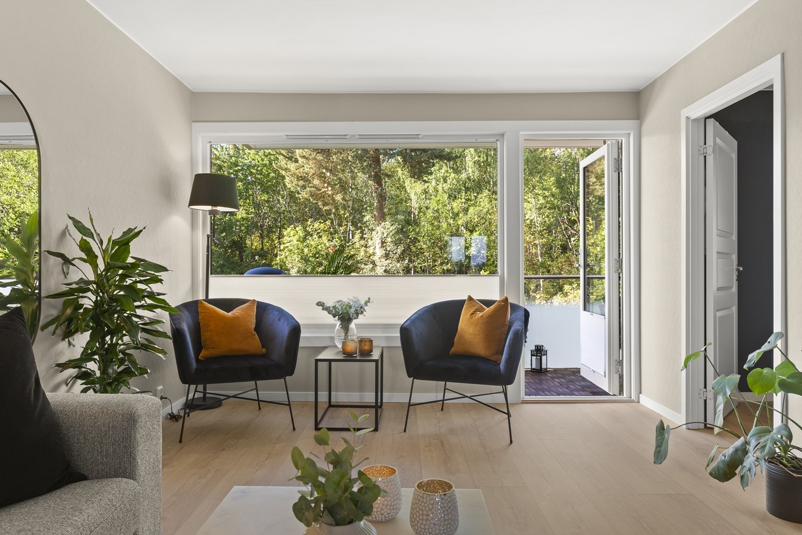 Store vindusflater gir rikelig med lysinnslipp i leiligheten. Galleribilde