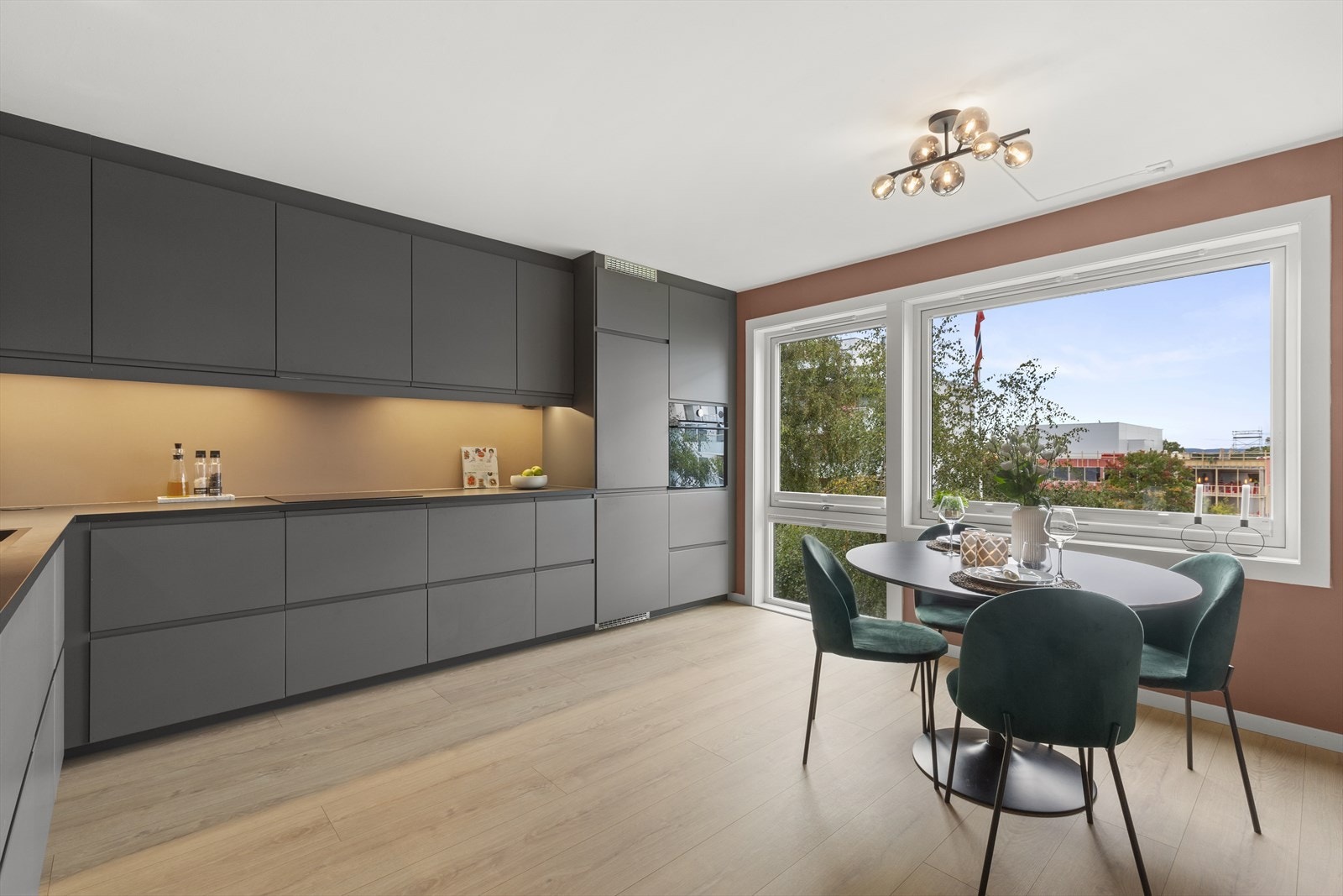 Kjøkkeninnredningen har slette fabrikklakkerte fronter, laminert benkeplate, 1 1/2 oppvaskkum, ventilator og opplegg for oppvaskmaskin. Galleribilde