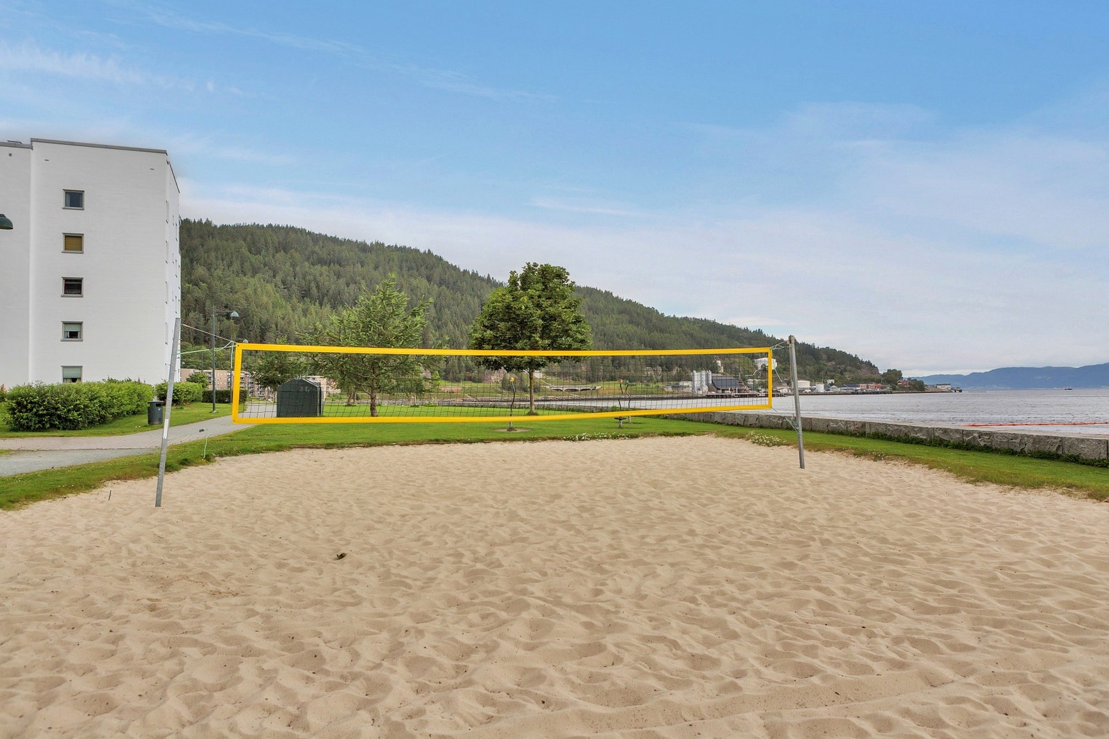 Sandvolleyballbanen ligger for øvrig like ved leiligheten. Galleribilde