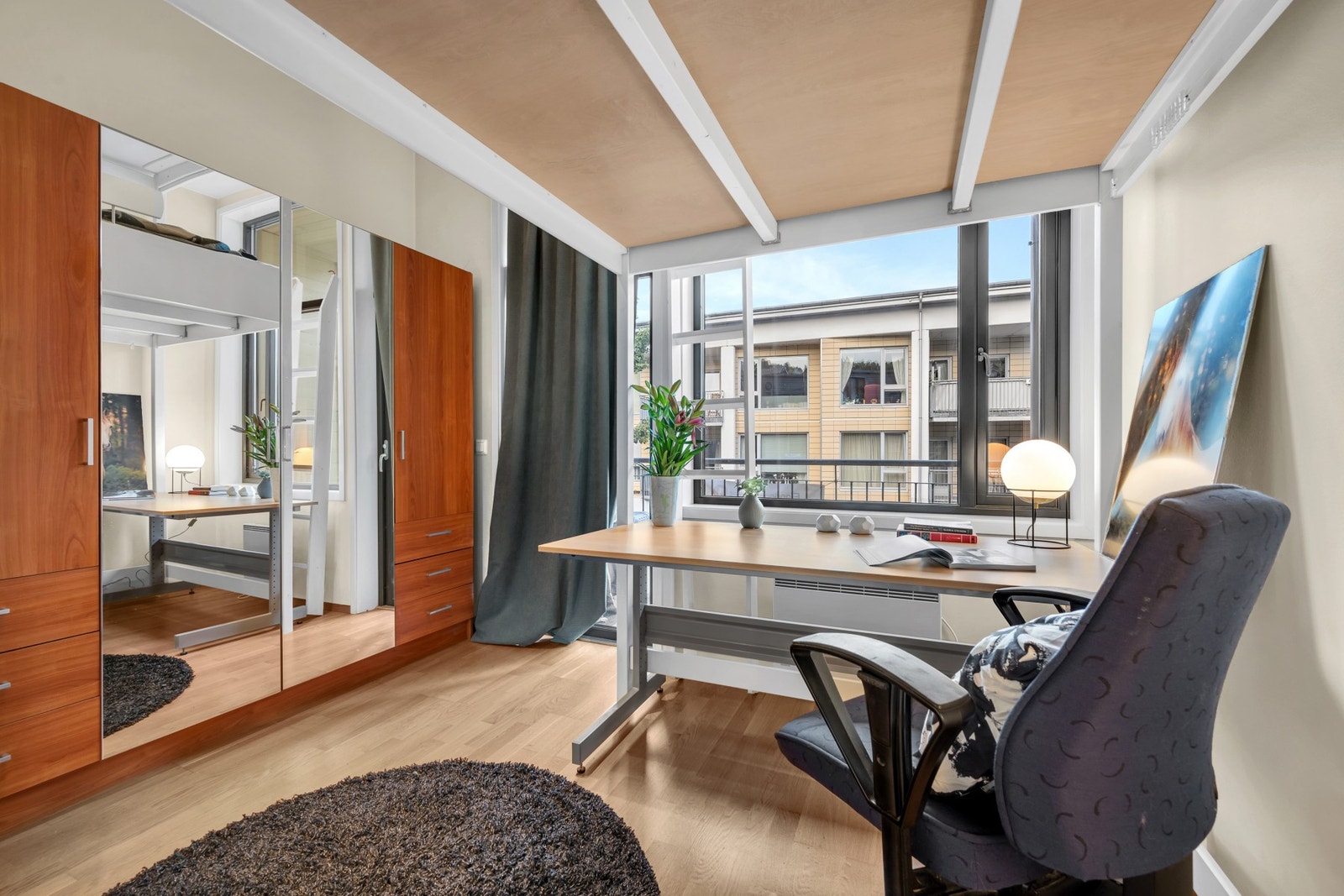 Soverommet er på 9 kvadratmeter og har et garderobeskap som medfølger handelen. Galleribilde