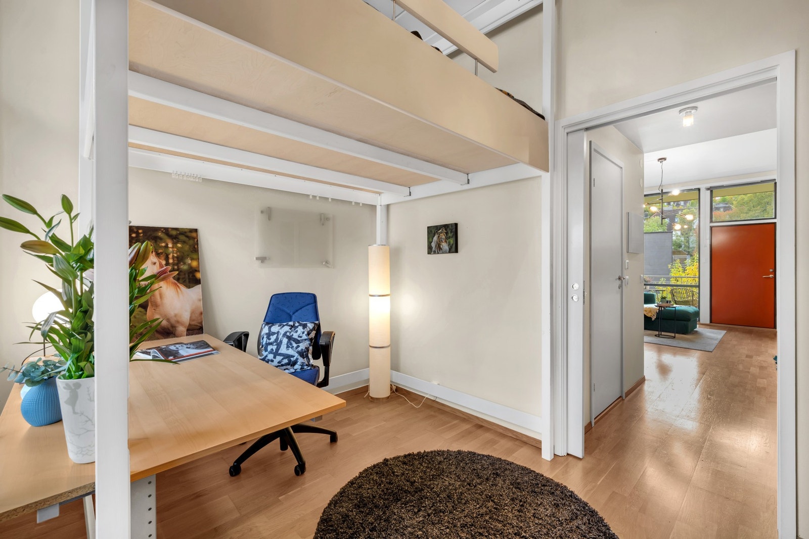 Den plassbygde sengen gir rom for plassering av et lite hjemmekontor. Galleribilde