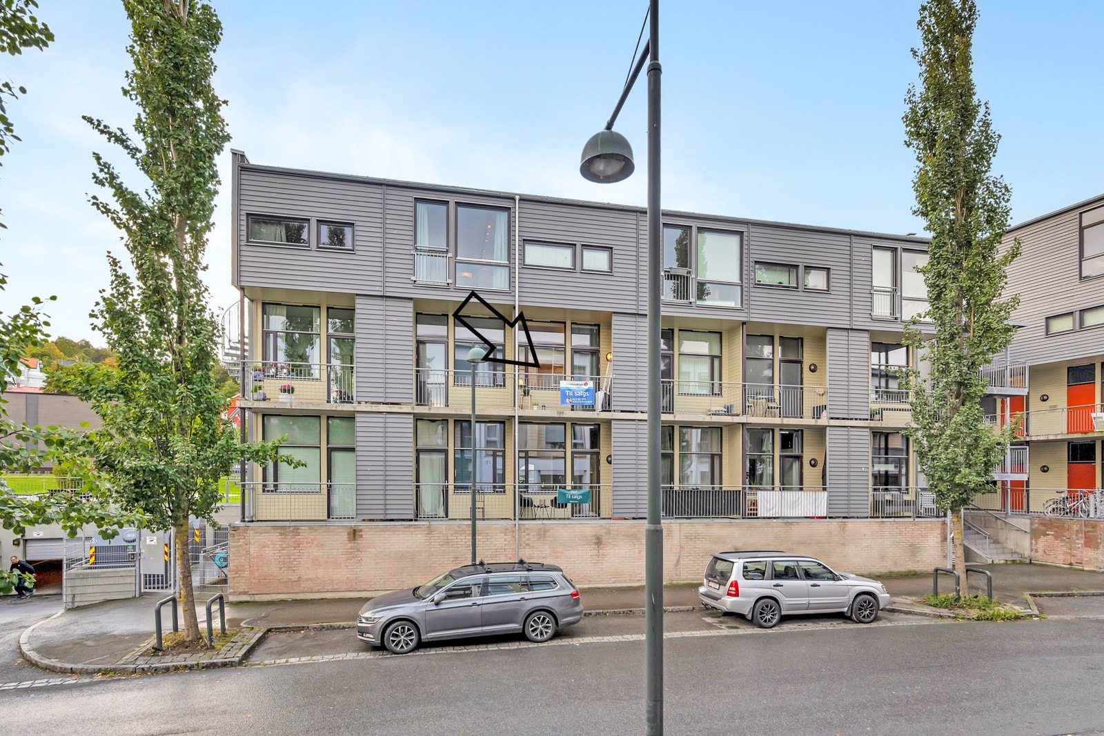 Fasade. Byggeåret er 2004. Leiligheten disponerer en egen parkeringsplass med ladepunkt og en tilhørende sportsbod i felles oppvarmet P-kjeller. Galleribilde