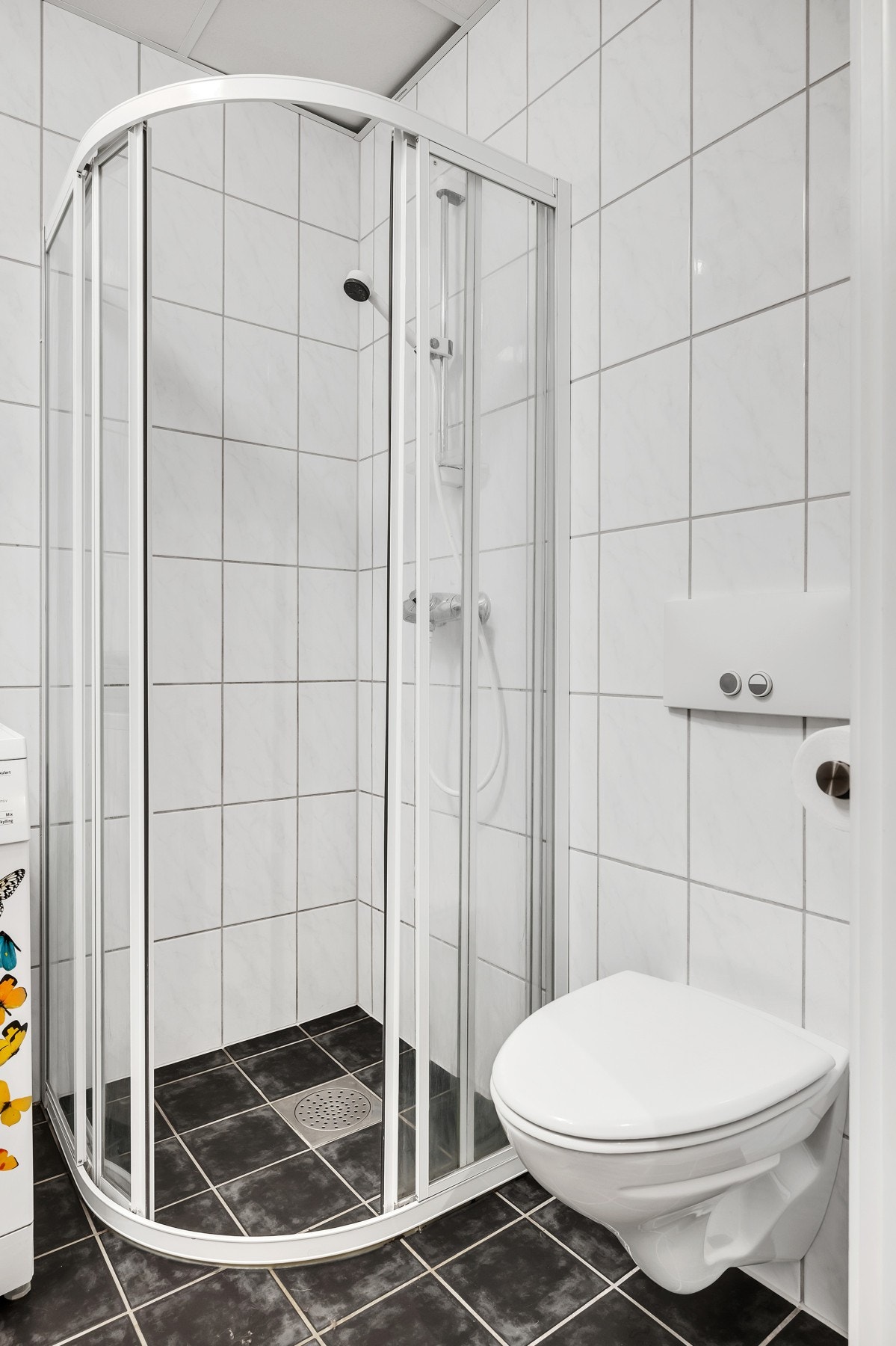 Badet fra byggeår (2004) har varme i gulv og framstår uten vesentlige avvik. Galleribilde