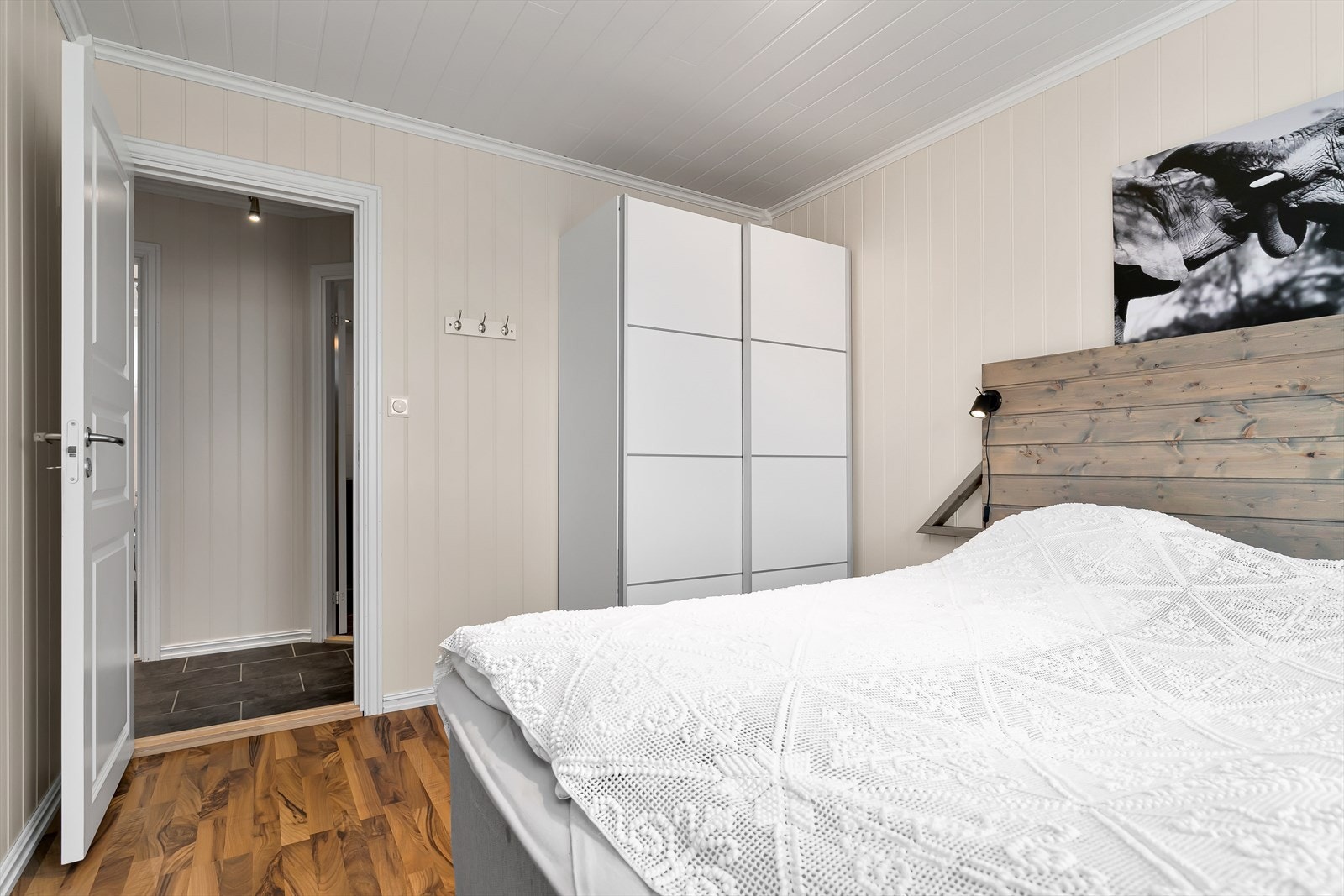 Underetasje - Soverom 2 har skyvedørsgarderobe Galleribilde