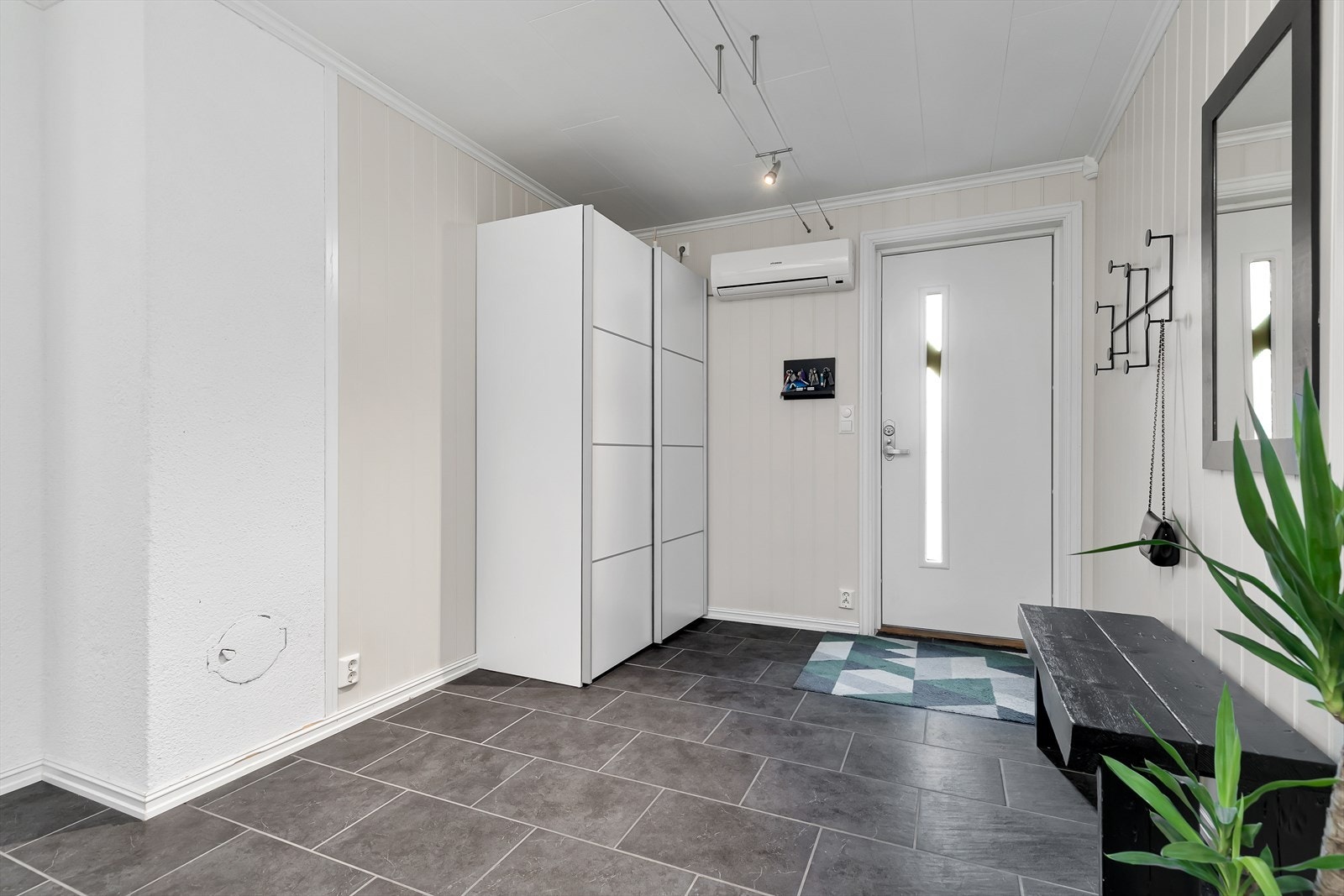 Underetasje - Hall med skyvedørsgarderobe Galleribilde
