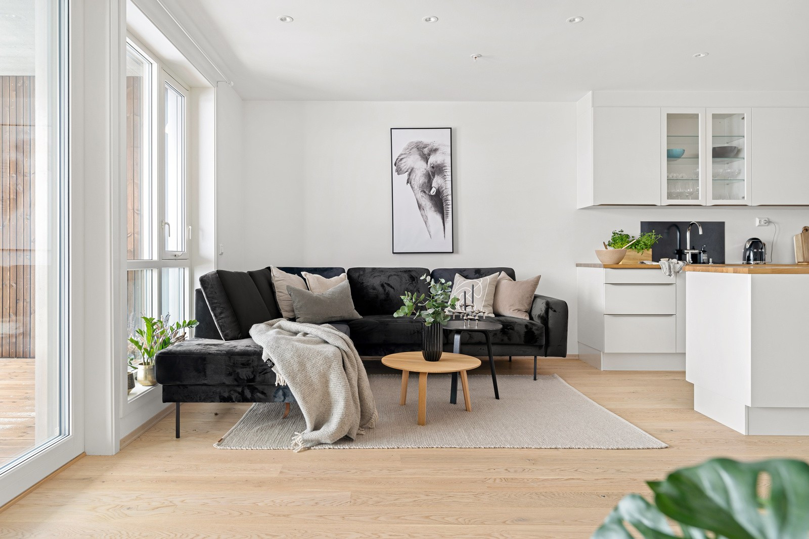 Stuen framstår åpen, lys og luftig, med store vindusflater og generøs takhøyde.