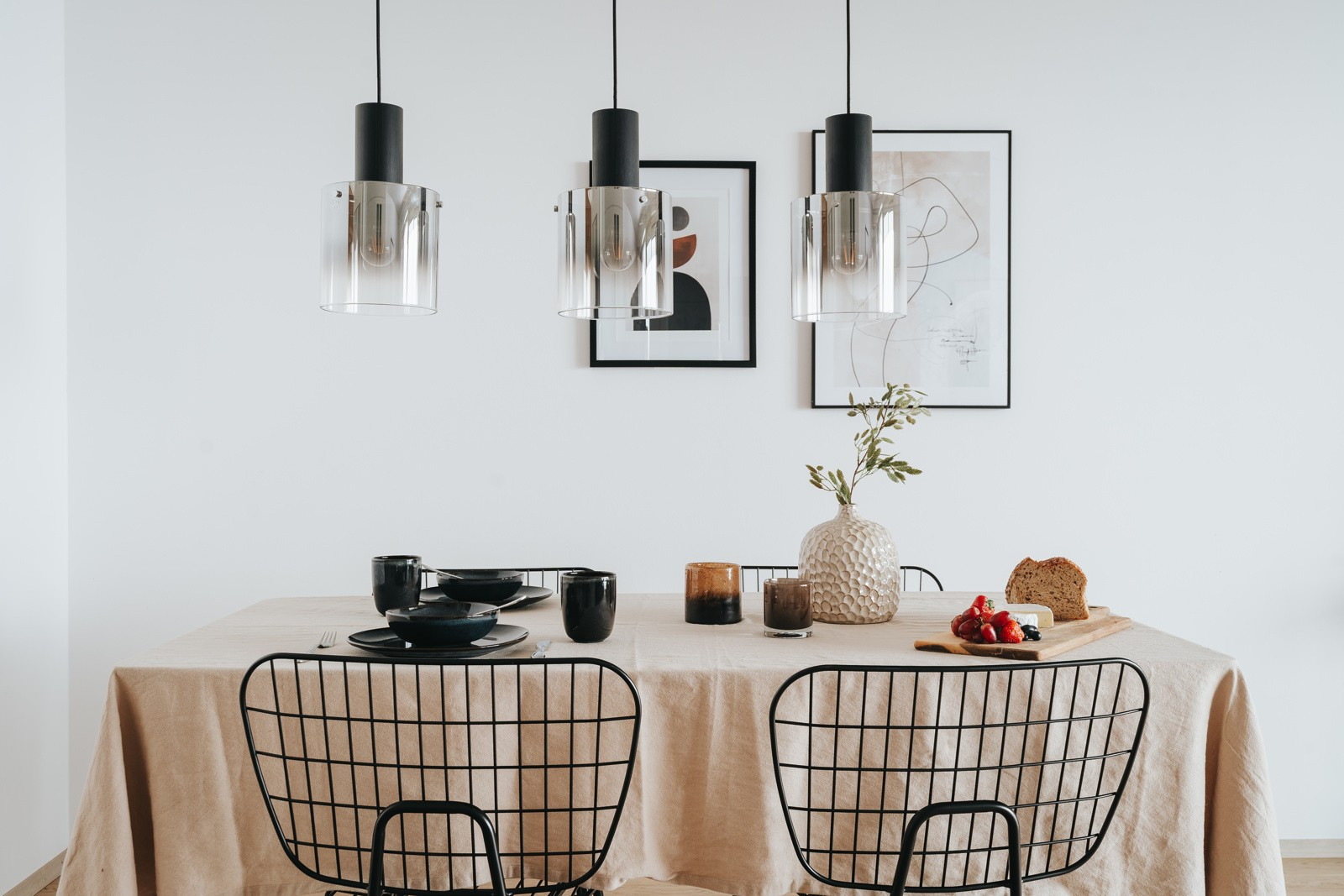 God plass til stort spisebord med plass til hele familien.