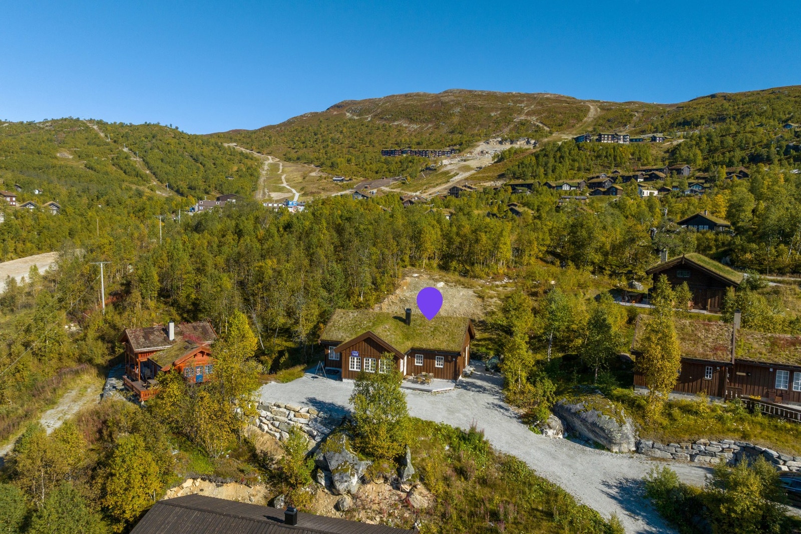 Fasade med hele skibakken rett bak Galleribilde