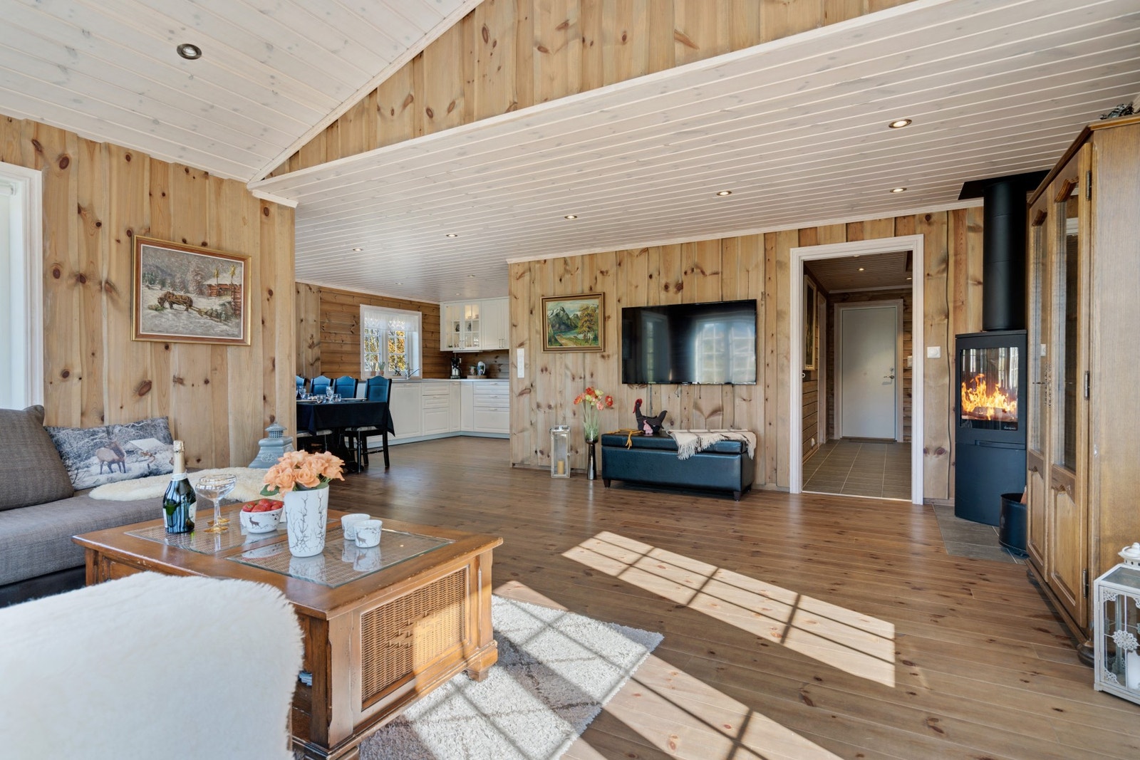 Utsnitt stue m/vedovn og utgang terrasse Galleribilde