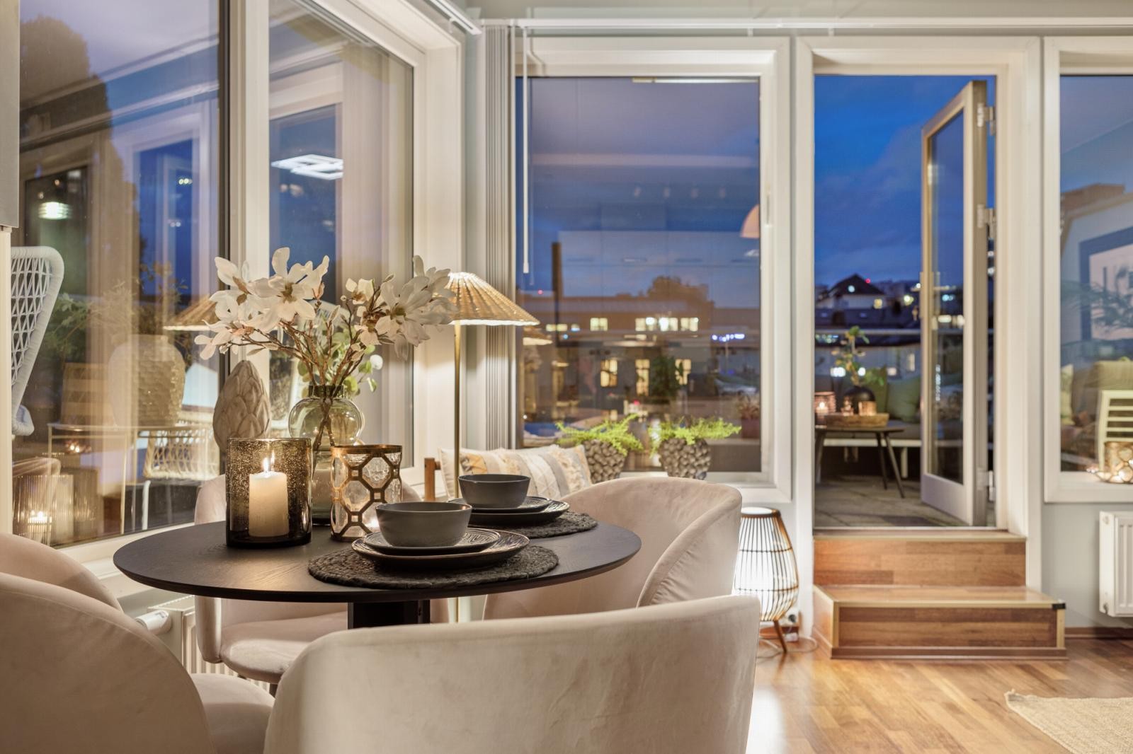 Detalj fra spisestuen på kvelden. Galleribilde