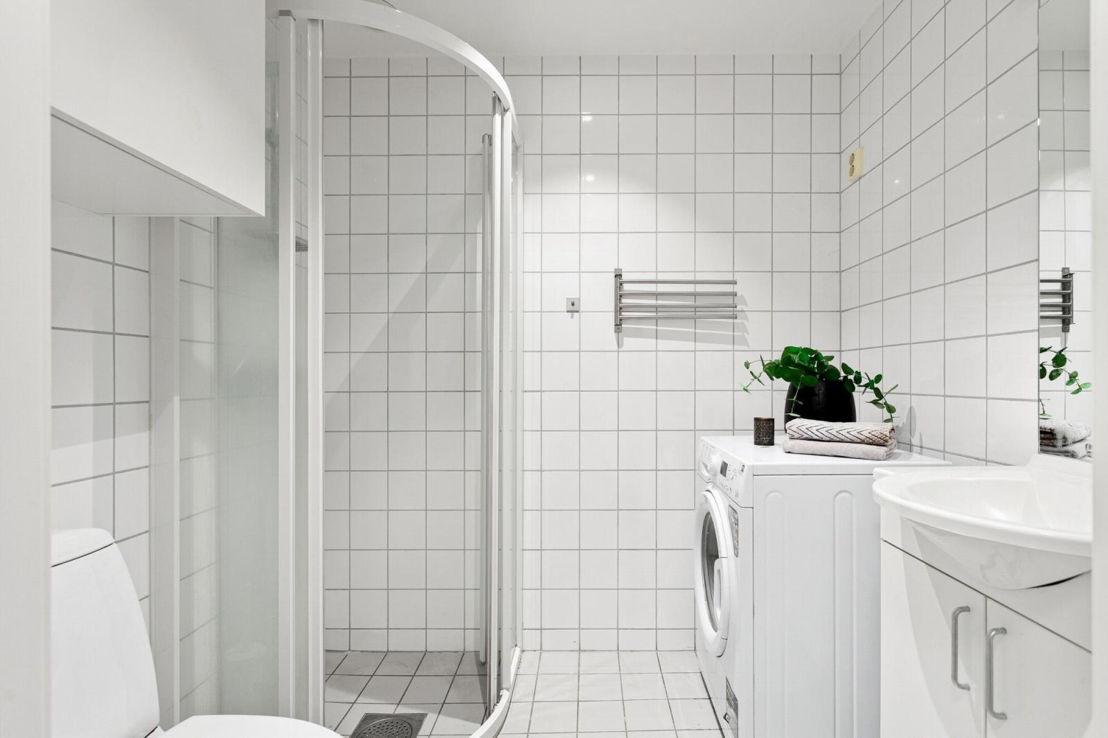 Også utleiedelen har et romslig bad. Badet har dusjnisje, servant med underskap for oppbevaring og gulvstående toalett. Galleribilde