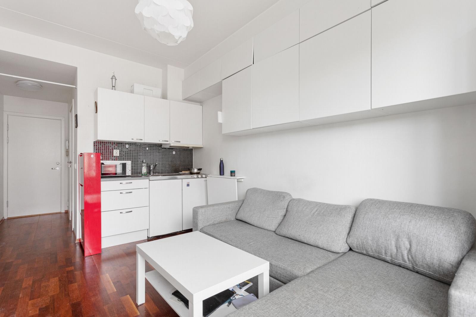 Utleiedelen har et enkelt hybelkjøkken og fastmonterte skap for ekstra oppbevaring. Galleribilde