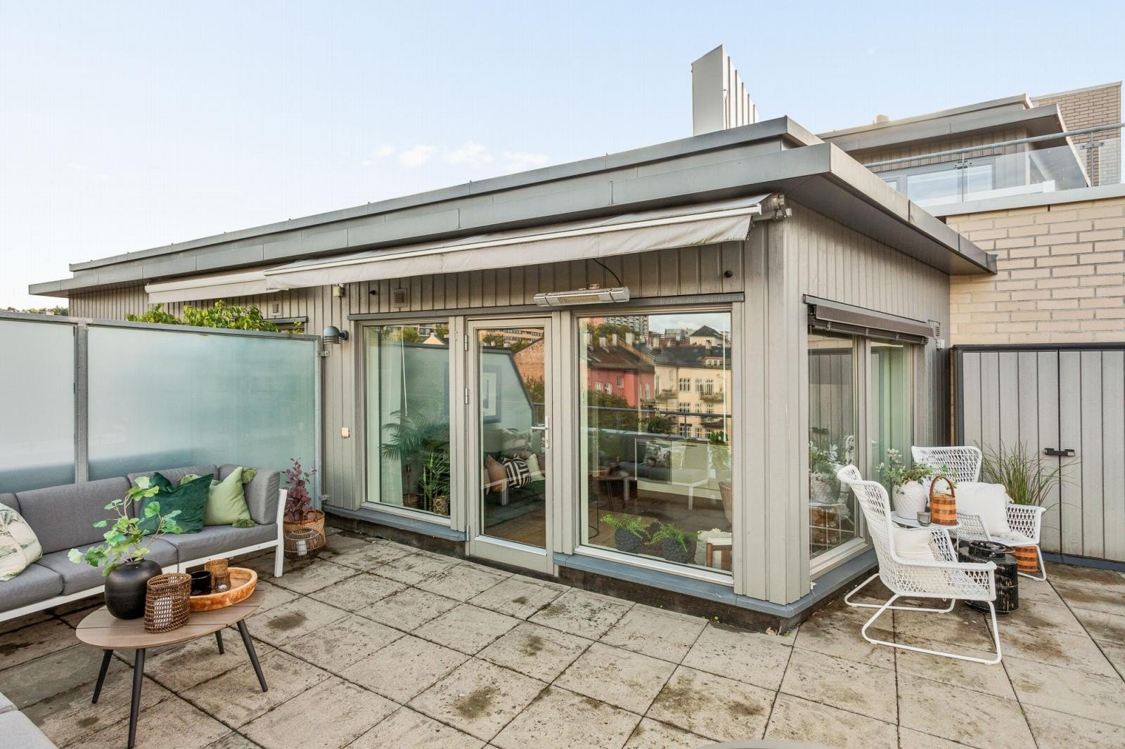 Her er det godt med plass til diverse sittegrupper, grill og beplantning. Galleribilde