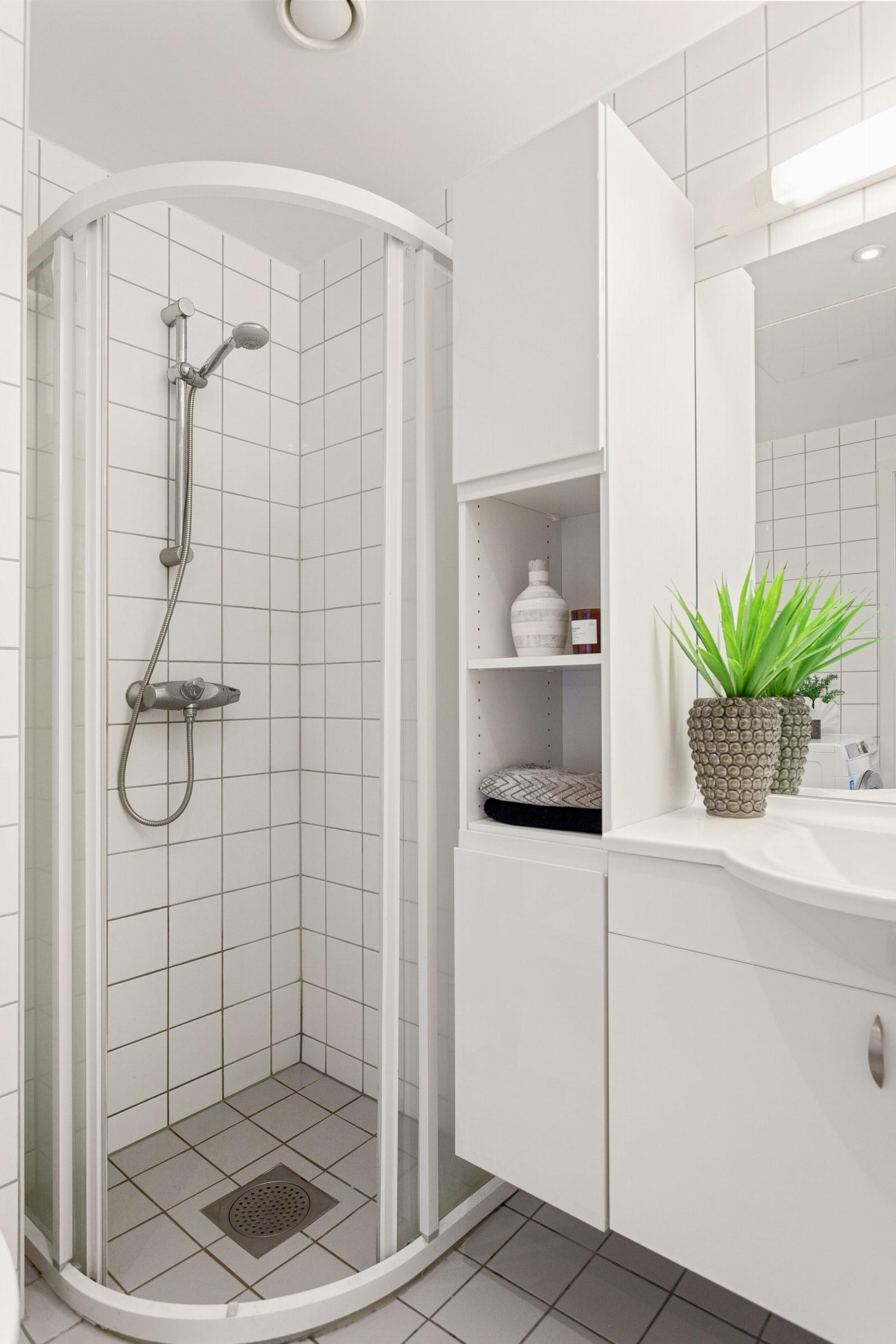 På badet er det servant med vegghengt innredning for ekstra oppbevaring. Galleribilde