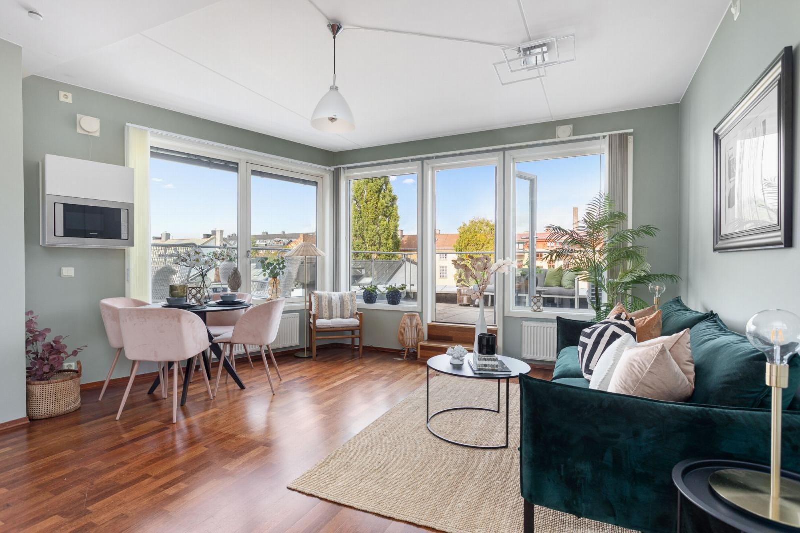 Leilighetens stue er av god størrelse. Her er det rikelig med vindusflater som slipper inn godt med dagslys. Galleribilde