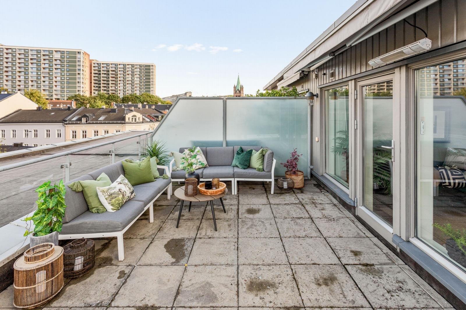 Terrassen er belagt med heller på gulv. Det er montert varmelampe og markise på terrassen. Begge medfølger i salget. Galleribilde