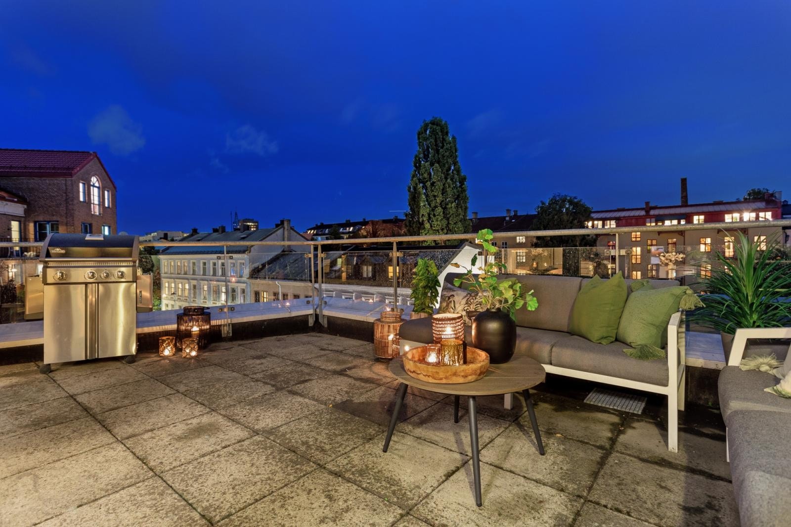 Fra takterrassen har man fritt utsyn mot næromgivelsene. Galleribilde