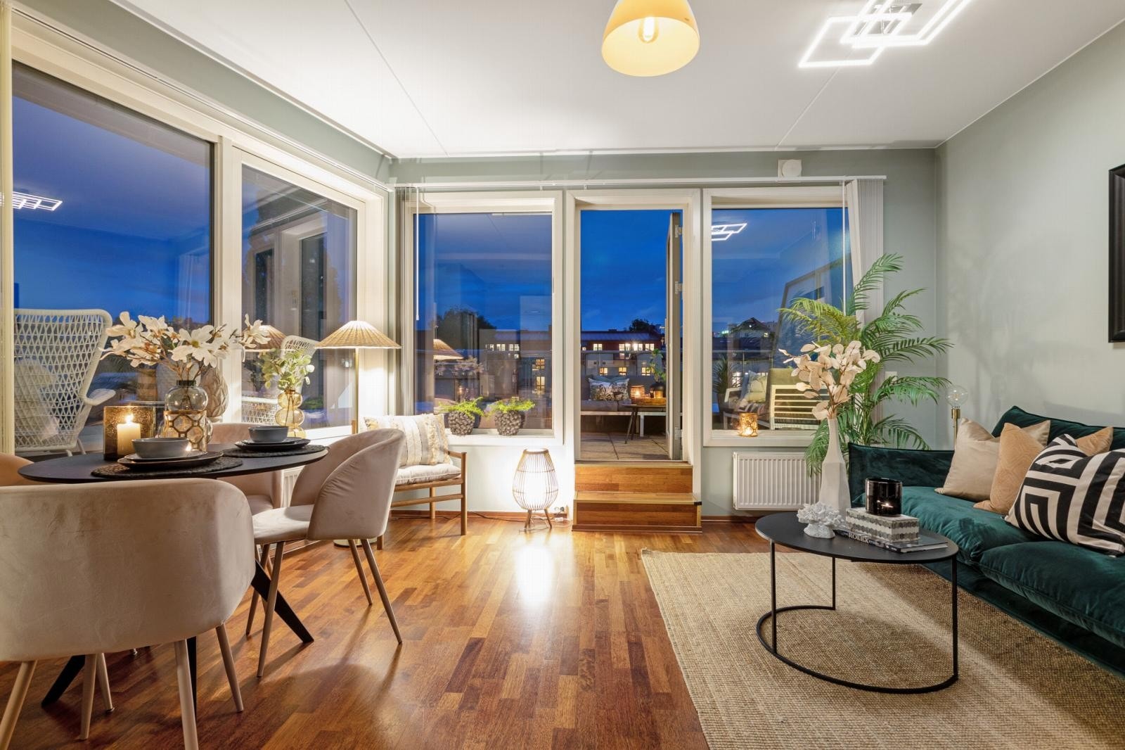 Boligen ligger flott til i byggets 5. etasje med store vindusflater som slipper inn godt med lys! Galleribilde