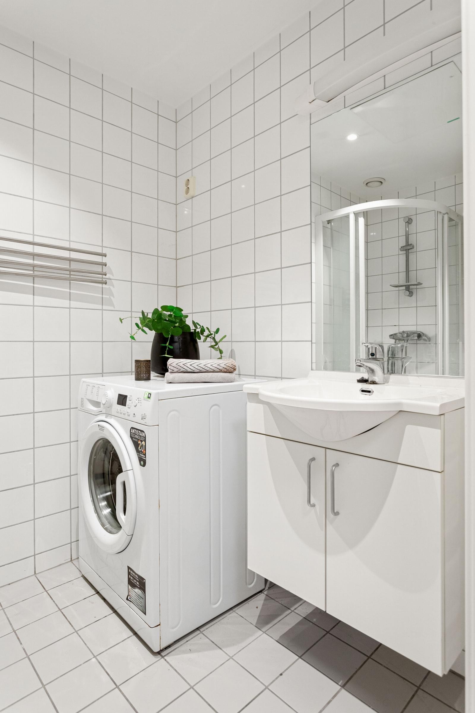 Badet har opplegg for vaskemaskin og tørketrommel. Galleribilde