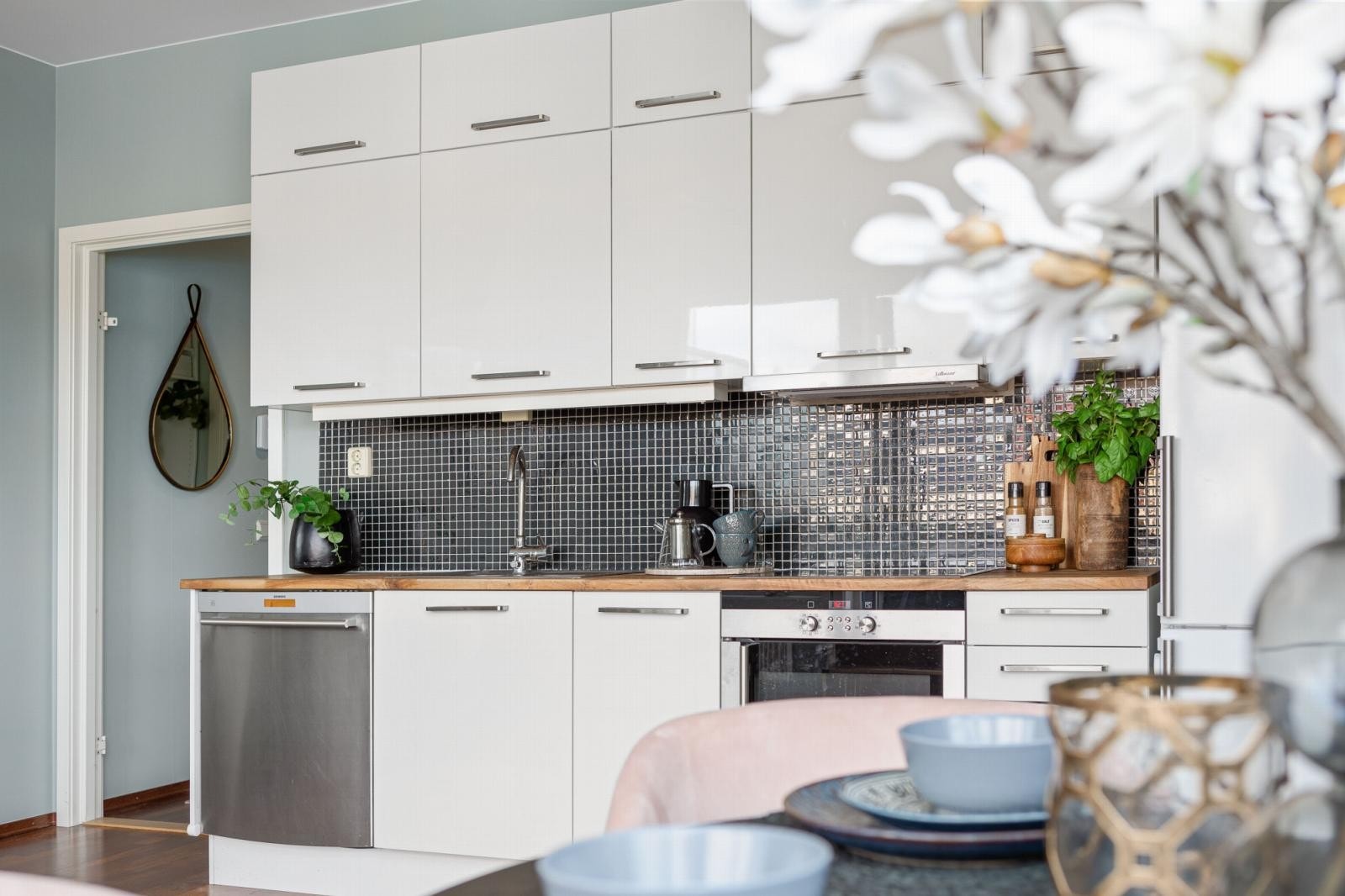 Kjøkkenet har alle nødvendigheter som ovn, platetopp, oppvaskmaskin og kjøleskap. Galleribilde