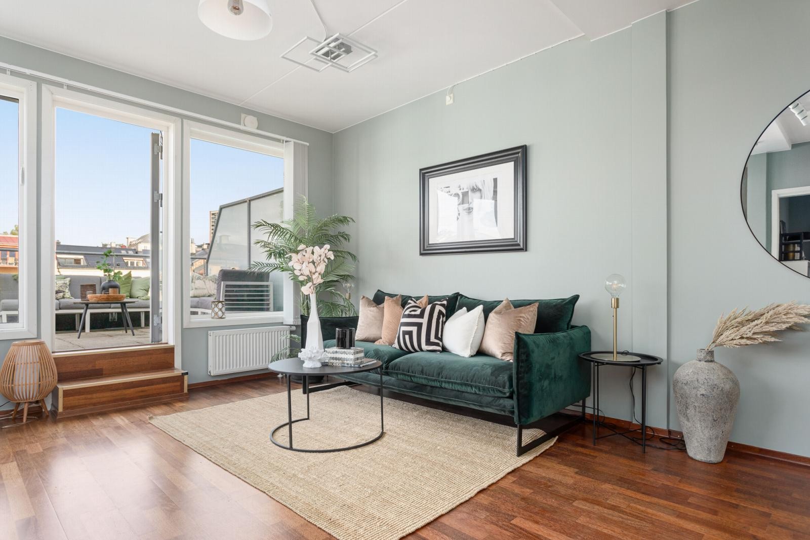 På stuen er det plass til både sofagruppe, spisestue og mediemøblement. Galleribilde