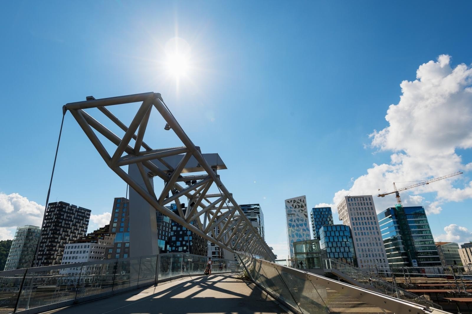 Akrobaten er en gangbro over sporområdet ved Oslo sentralstasjon som forbinder Grønland med Bjørvika. Galleribilde