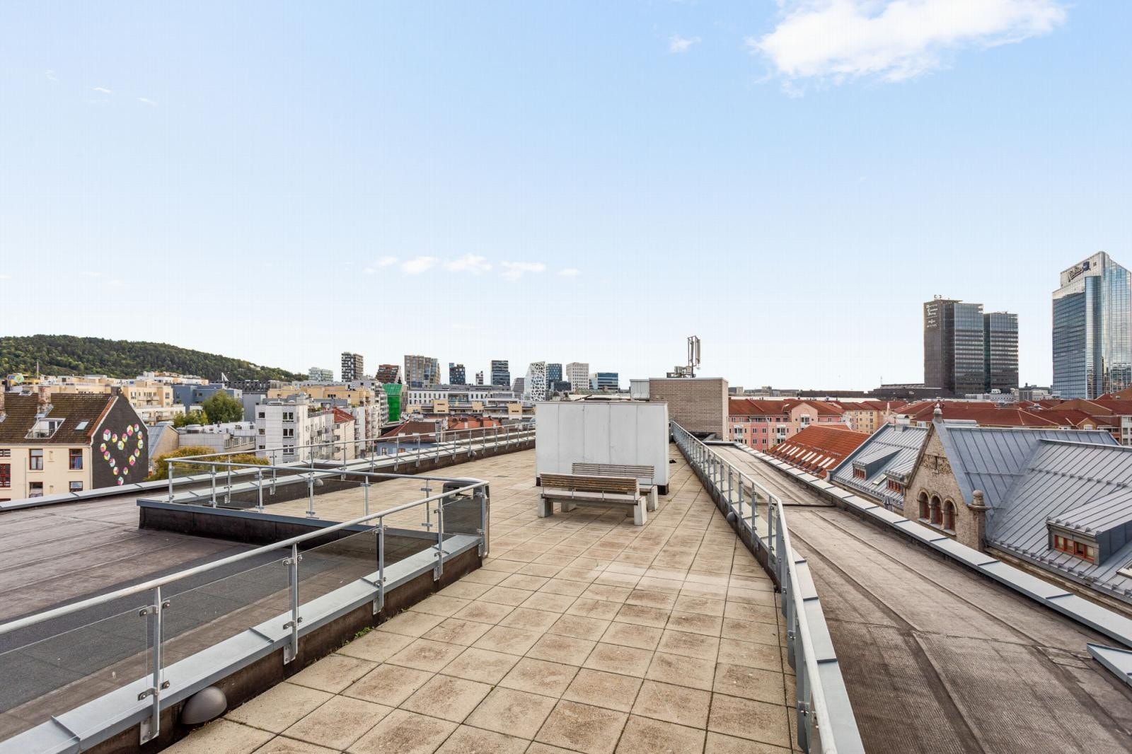 Sameiet har i tillegg 3 fellesterrasser i gården; 3.etg., 4. etg og 7. etg. Sameiet er både veldrevet og sosialt med sommerfest og lystenning i desember. Galleribilde