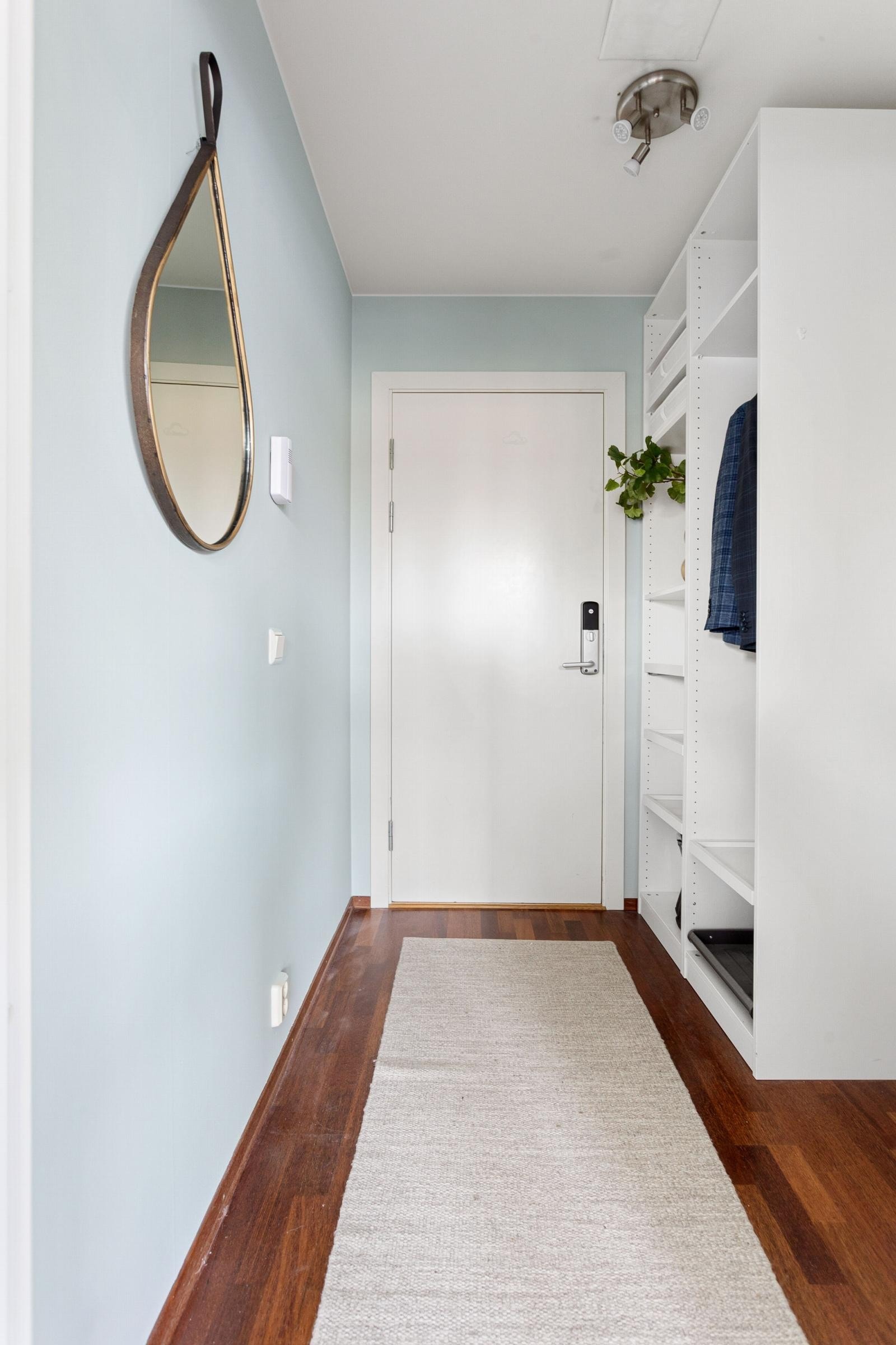 Hoveddelen entré har lys- og brannklassifiser inngangsdør, og garderobeskap for ekstra oppbevaring. Sameiet har et mobilbasert callinganlegg. Galleribilde