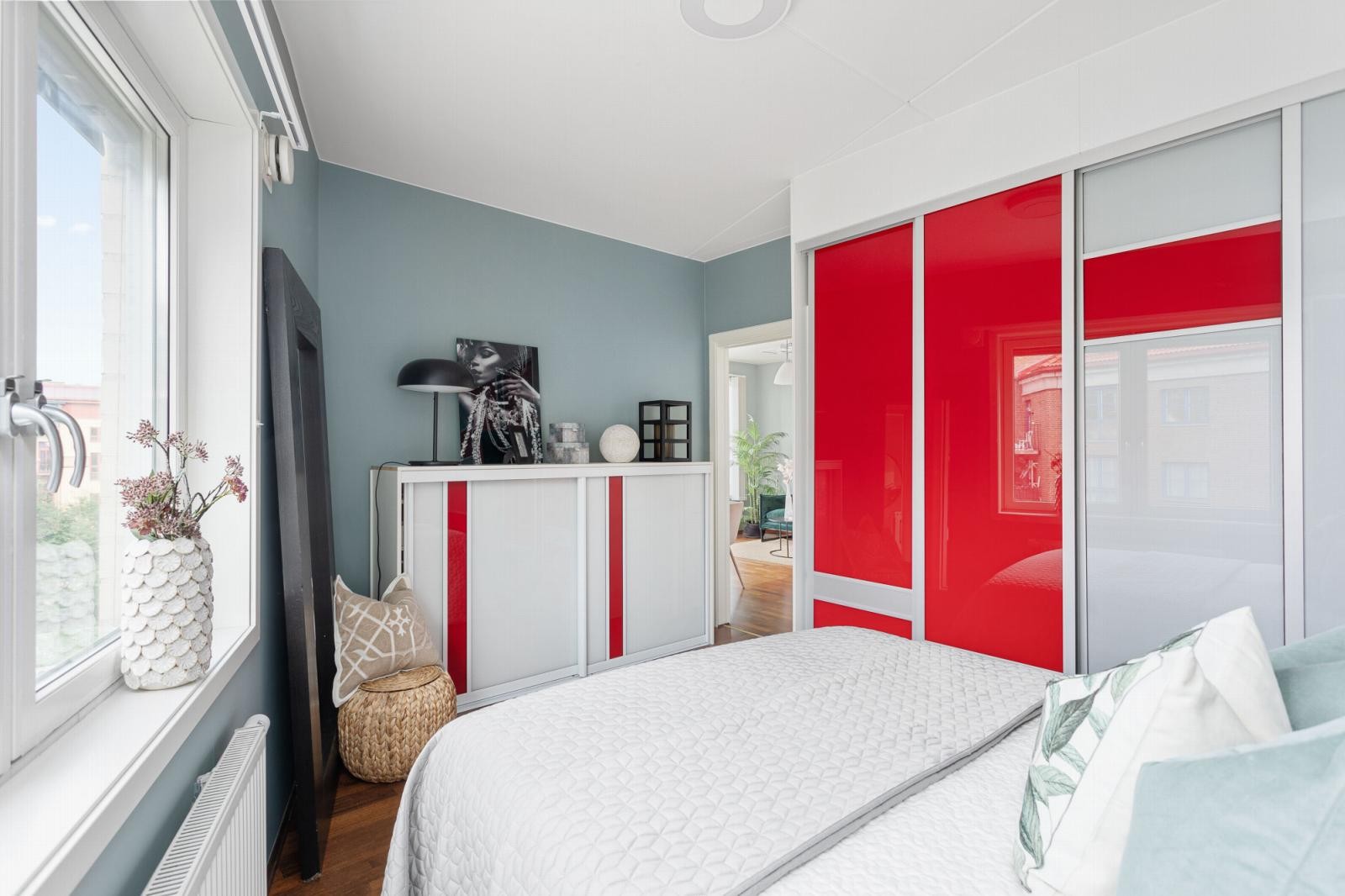 På soverommet er det en plassbygd skyvedørsgarderobe med innredning. Denne medfølger i salget. Galleribilde