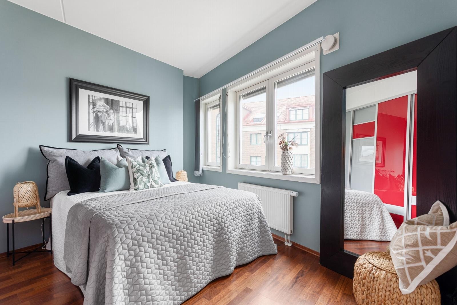 Hoveddelens soverom har plass til dobbeltseng og tilhørende møblement. Galleribilde